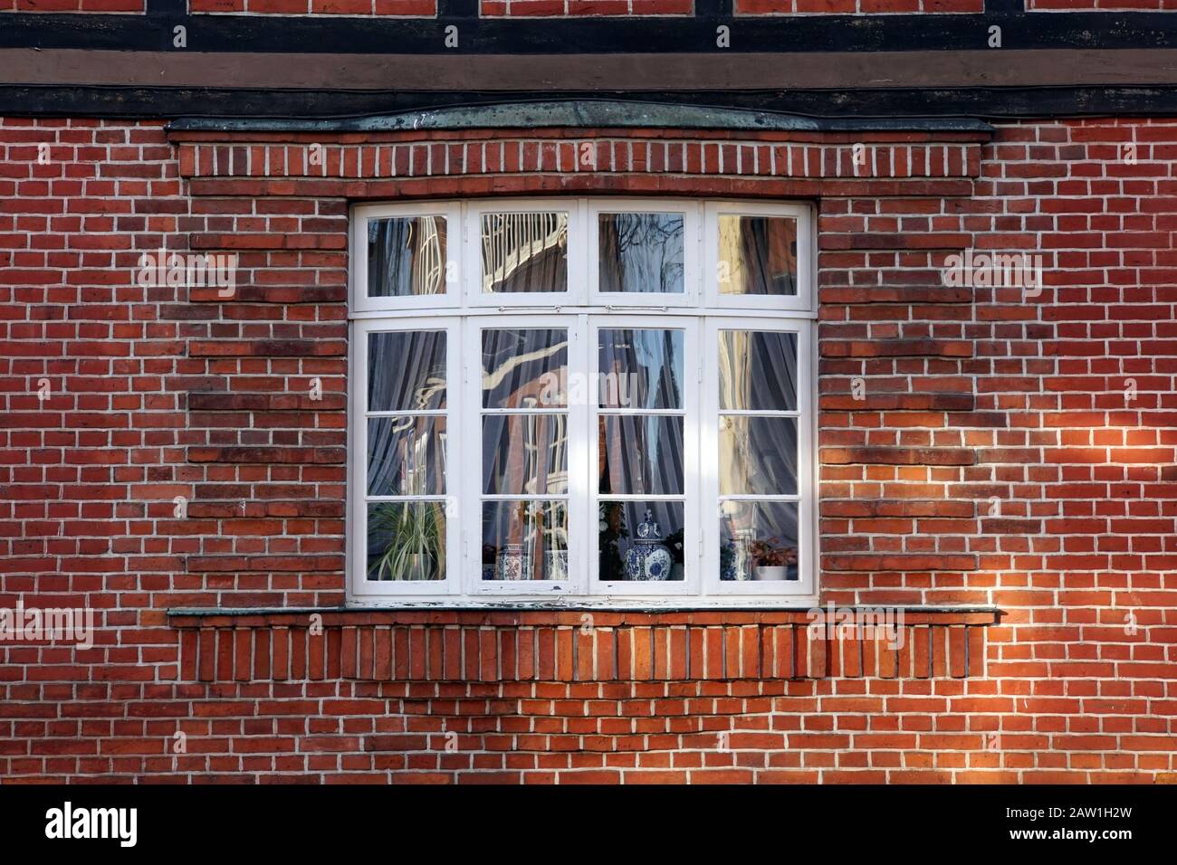 altes Sprossenfenster in einer Backstein-Fassade, Bad Bevensen, Niedersachsen, Deutschland Stock Photo