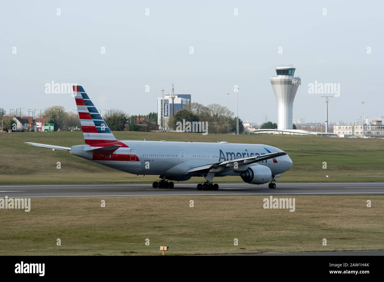 American Airlines Boeing 777-223 taking off at Birmingham Airport, UK (N775AN) Stock Photo
