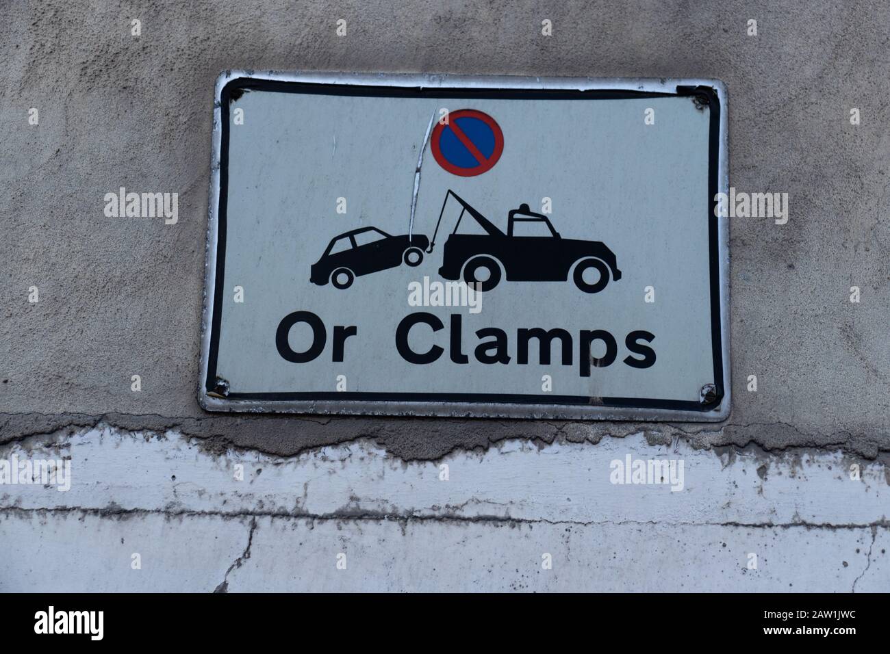 Parking forbidden road sign on a wall in Gibraltar Stock Photo - Alamy