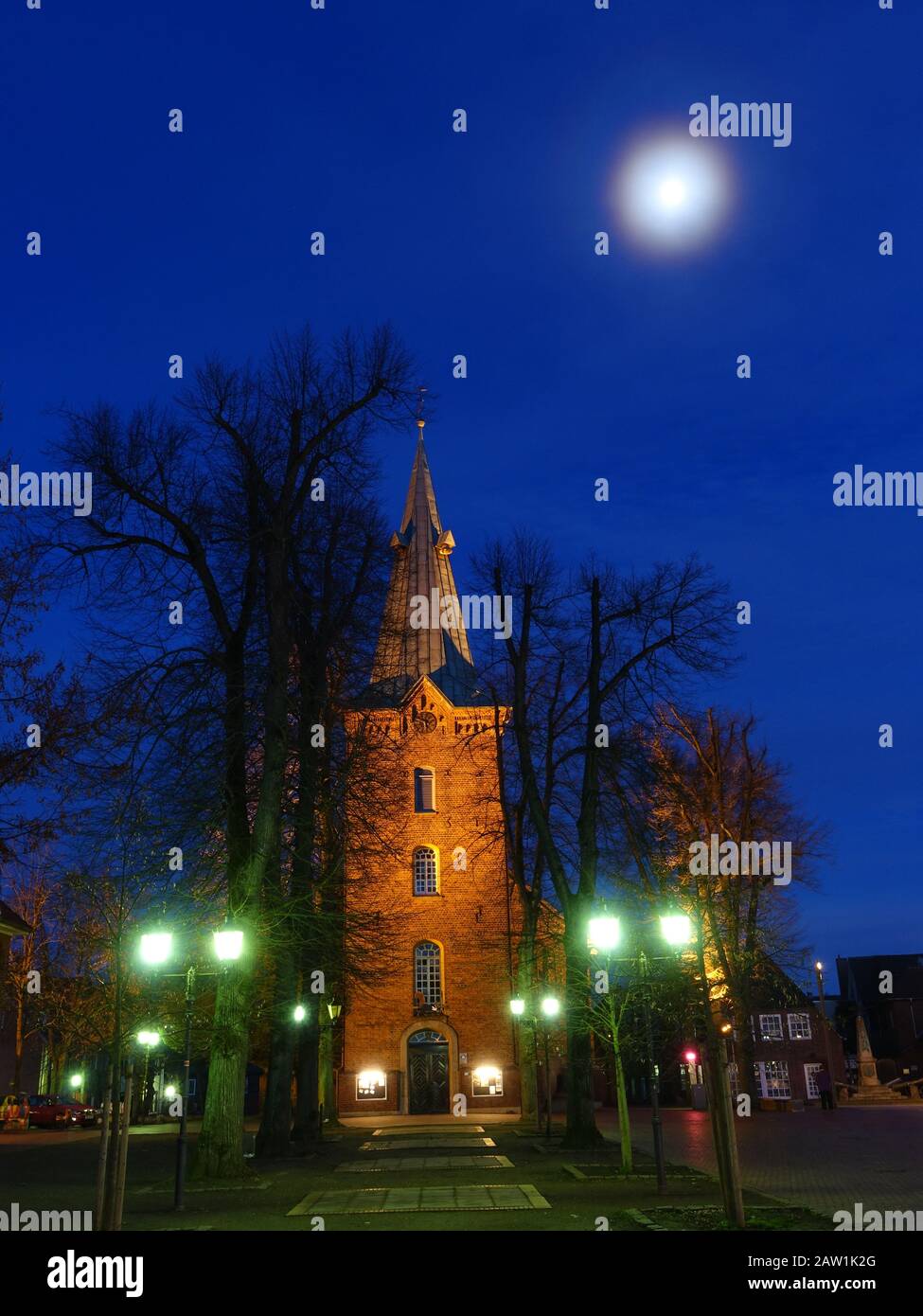 beleuchtete Dreikönigskirche zur blauen Stunde, Bad Bevensen, Niedersachsen, Deutschland Stock Photo