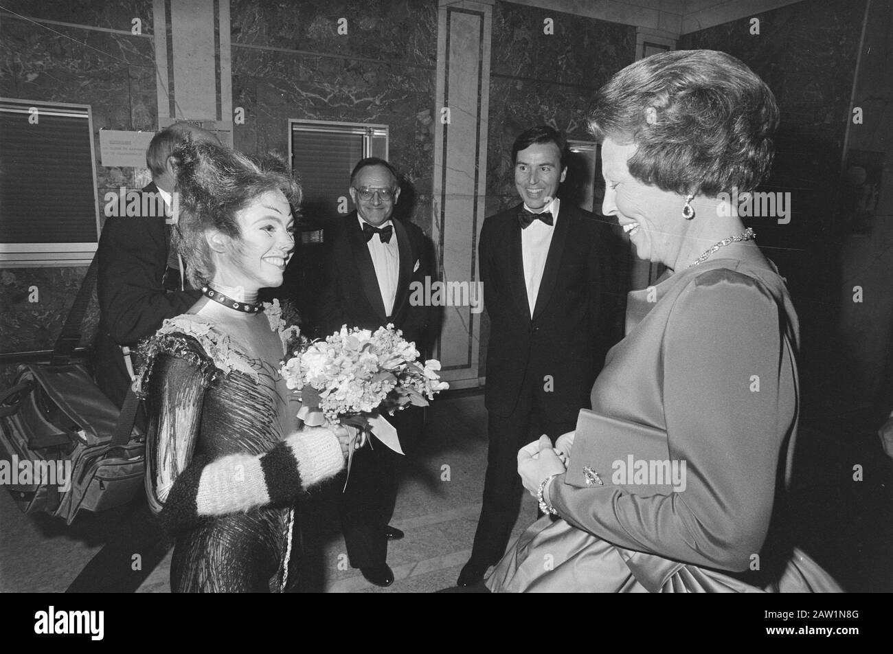 Opening event Amsterdam cultural capital of Europe in Amsterdam; Ball spout about individuals National Balle Carre and music, Beatrix gets flowers / Date: May 18, 1987 Location: Amsterdam, Europe Keywords: MUSIC THEATERS, events Person Name: Beatrix, Princess Stock Photo