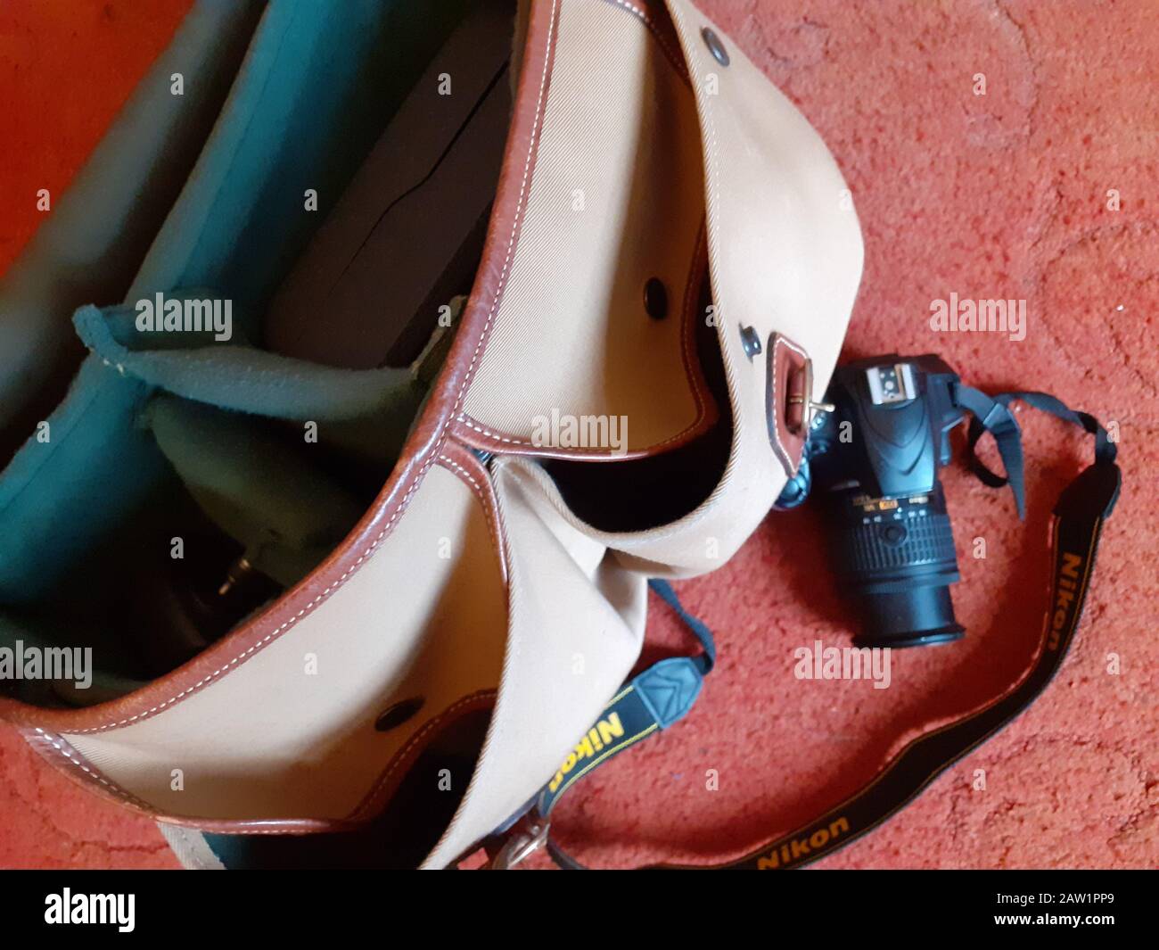 Camera bag and strap hires stock photography and images Alamy