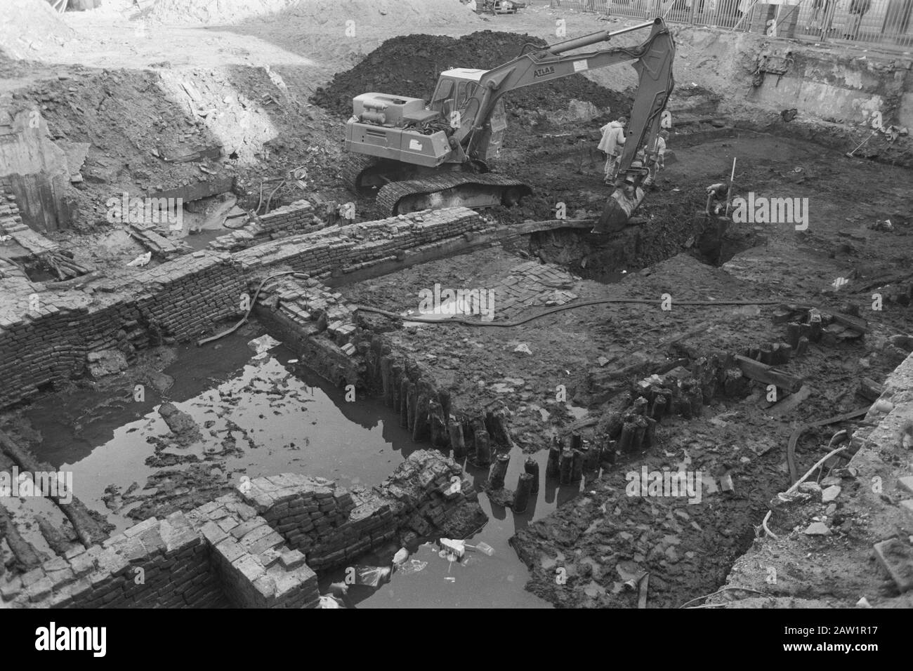 Excavations at Nieuwendijk Amsterdam lay old foundations expose Date: October 19, 1987 Location: Amsterdam, Noord-Holland Keywords: FOUNDATIONS, EXCAVATIONS Stock Photo