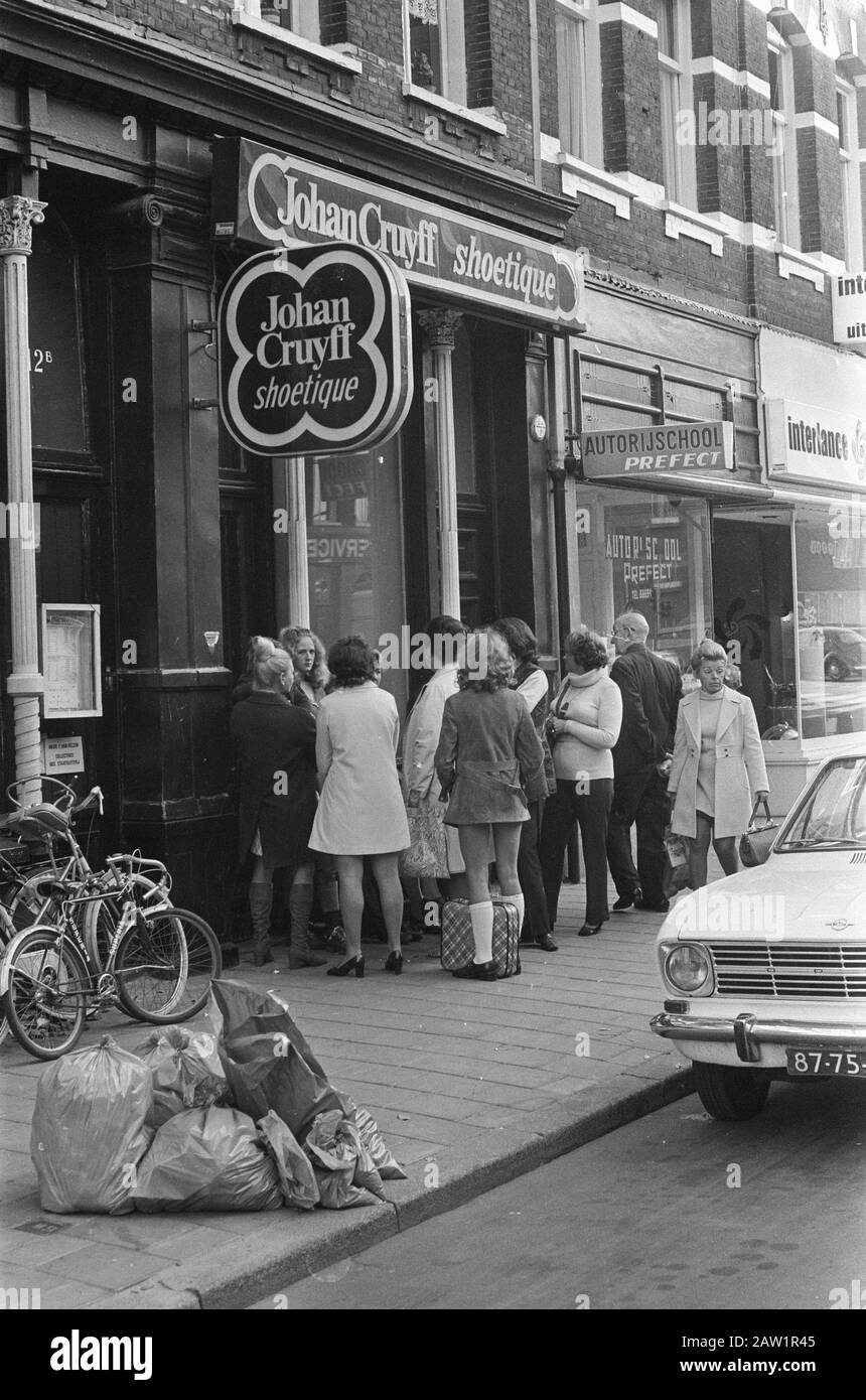 Closing Sale shoe J. Cruyff Amsterdam, No. 4 line of people shop, No. 6  people fit shoes Date:.. October 5, 1971 Location: Amsterdam, Noord-Holland  Keywords: SHOES, shops, sport, soccer Stock Photo - Alamy