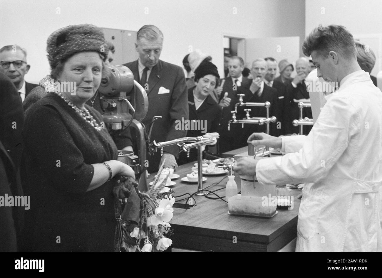 Queen Juliana opened Institute of Agronomy Wageningen. Her Majesty in the kitchen Date: November 23, 1961 Keywords: Institutes, Queens, openings Person Name: Juliana, queen, Agronomy Wageningen Stock Photo