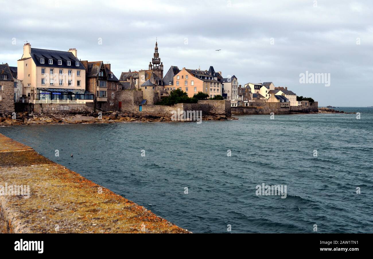 The small village of Roscoff is located on the Atlantic coast at the northern end of Brittany Stock Photo
