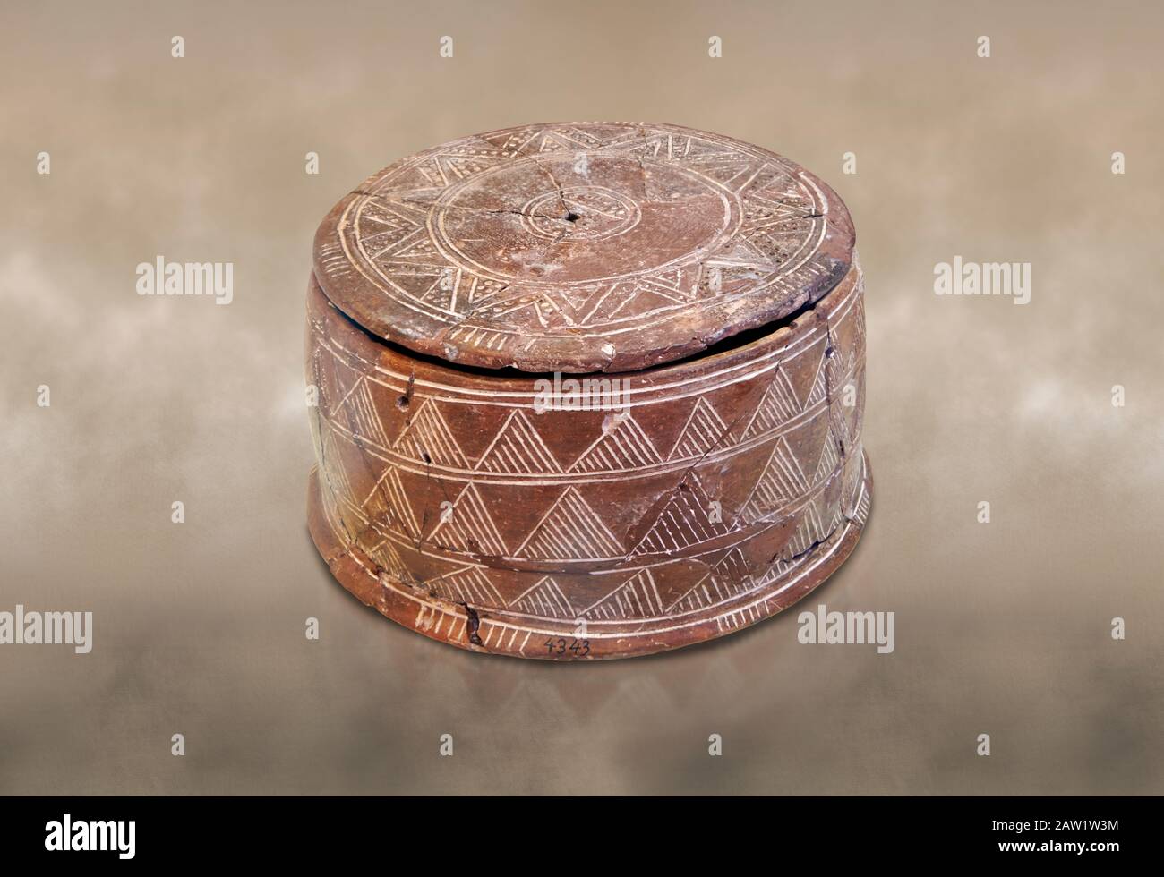 Minoan cylindrical pyxis with lid (jewel box) with incised decoration, Knossos 1900-1800 BC; Heraklion Archaeological  Museum. Stock Photo