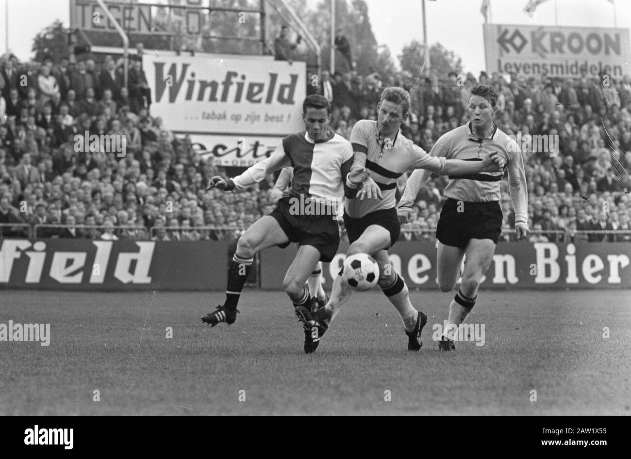 Football DOS - Feyenoord Utrecht: 0-5 ove kindvall (Feyenoord) vies with  DOS players Veenstra (center) and de Weerd (right) Date: October 16, 1966  Location : Utrecht (prov), Utrecht (city) Keywords: sports, bleachers,