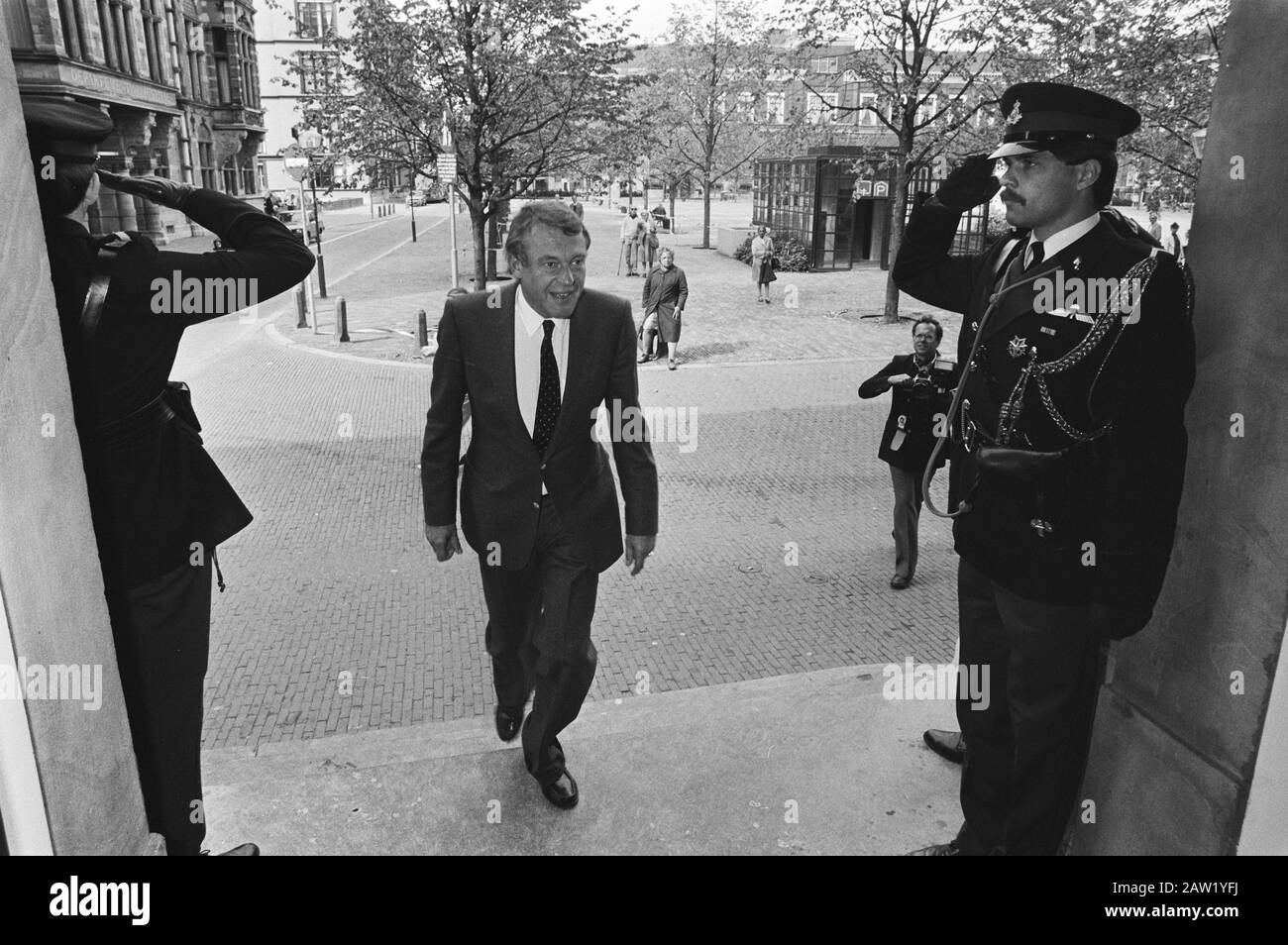 Acquisition of the ministries. Arrival of Hans van Mierlo on the prime minister's residence in The Hague amid saluting military police and a press photographer in the background Annotation: neg.nr. 19 or 20] Date: September 11, 1981 Location: The Hague, South Holland Keywords: military police, ministries, ministers, press photographers Person Name: Mierlo, Hans van Stock Photo