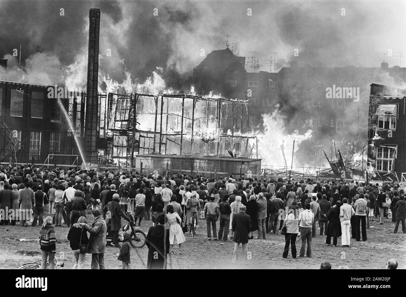 Big fire in the Lutmastraat Amsterdam  Indicate during the fire (from the Okura Hotel) Date: April 8, 1979 Location: Amsterdam, Noord-Holland Keywords: lights, crowds, cities  : Bogaerts, Rob / Anefo Copyright Holder: National Archives Material Type: Negative (black / white) archive inventory number: see access 2.24.01.05 Stock Photo