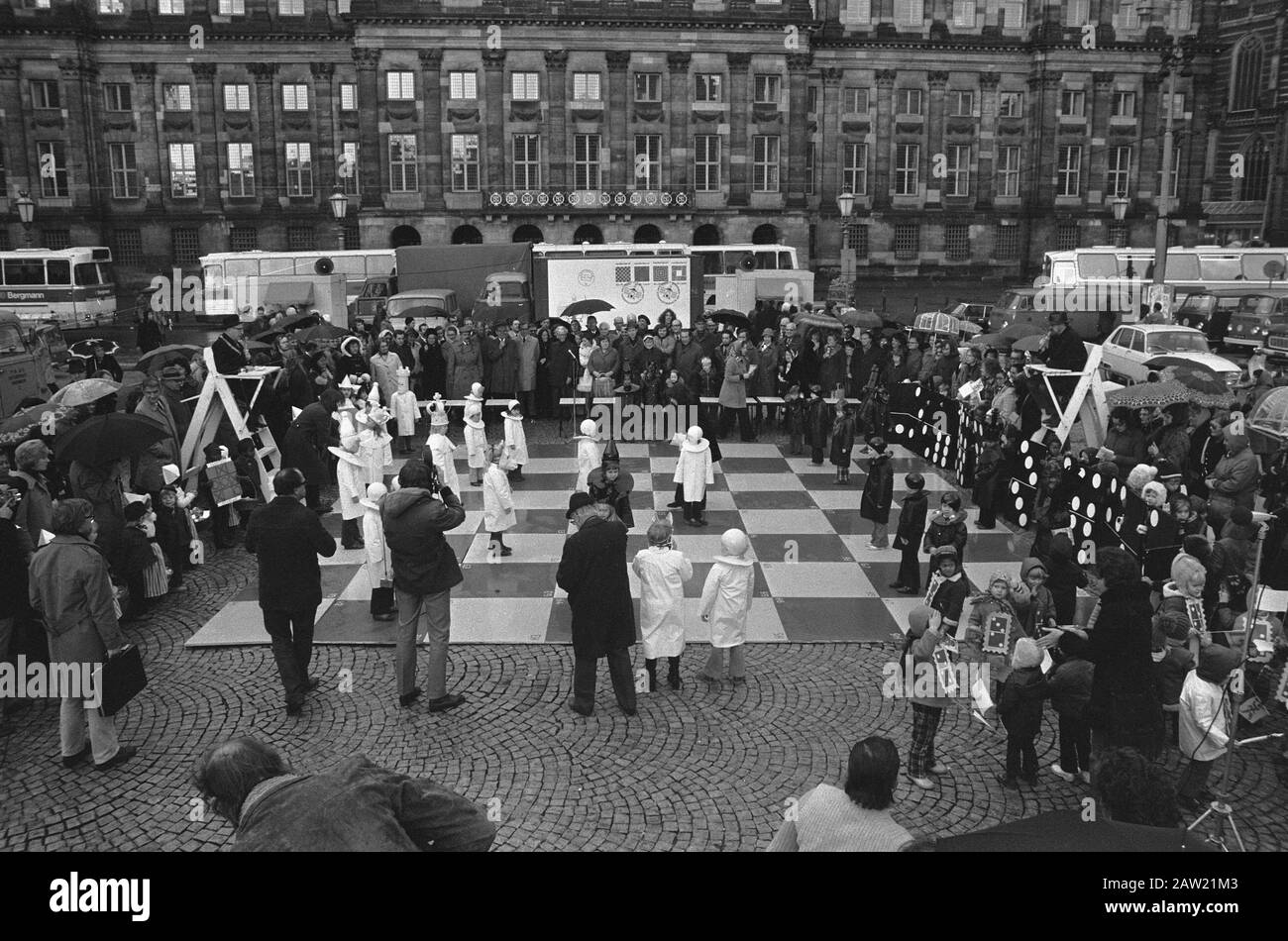 Mayor Samkalden and JH Donner playing on the Dam chess with living chess pieces related to the children's stamp action  Overview of the living schakspel Date: November 13, 1973 Location: Amsterdam, Noord-Holland Keywords : chess, chess Stock Photo