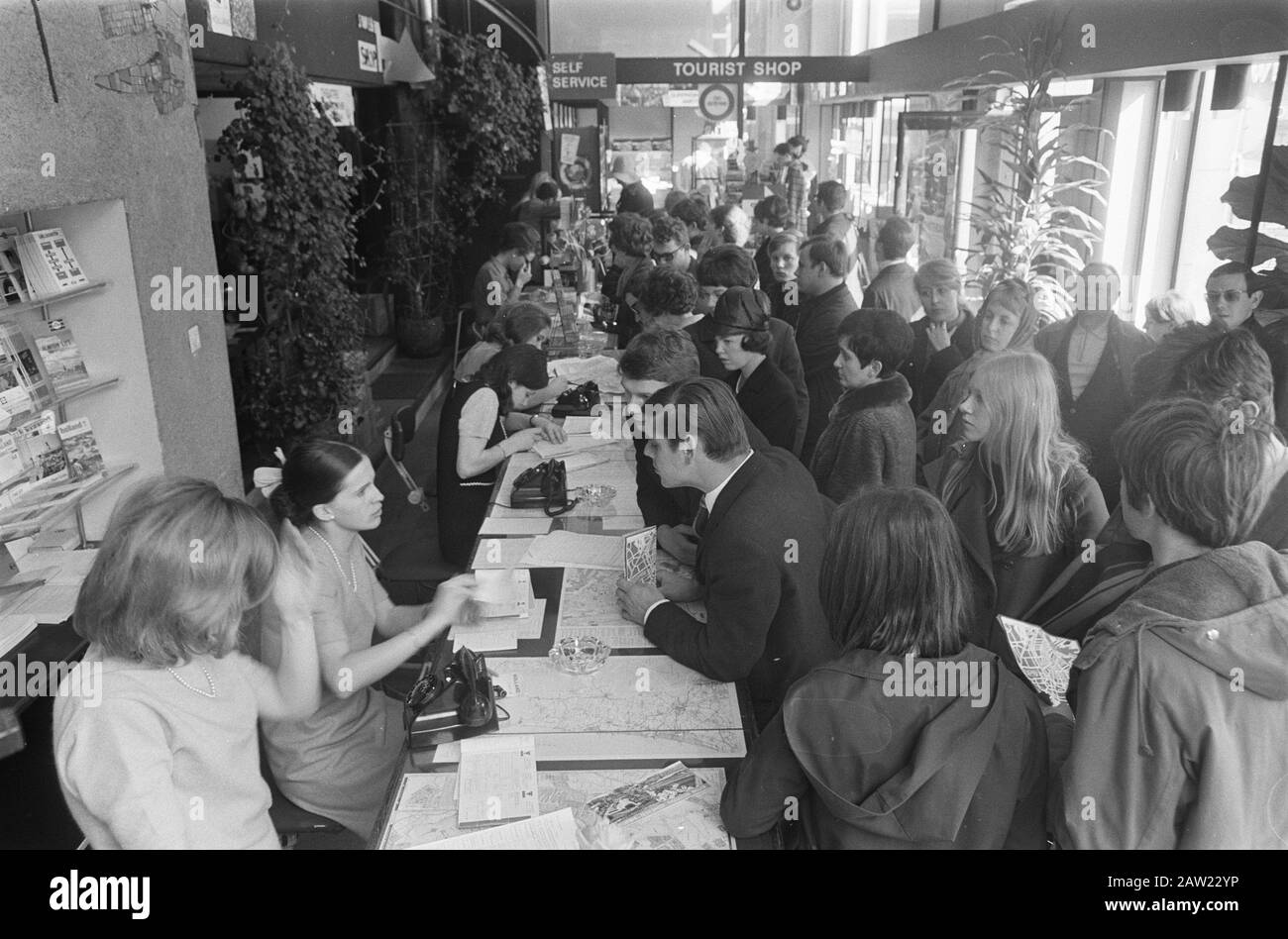 Easter Crowds pressed in Tourist Office on Station Square, Amsterdam Date: April 4, 1969 Location: Amsterdam, Noord-Holland Institution Name: Tourist Stock Photo