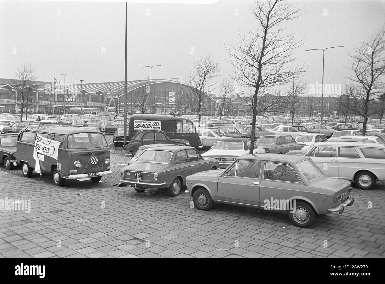 Many new cars parking Black and White Stock Photos & Images - Alamy