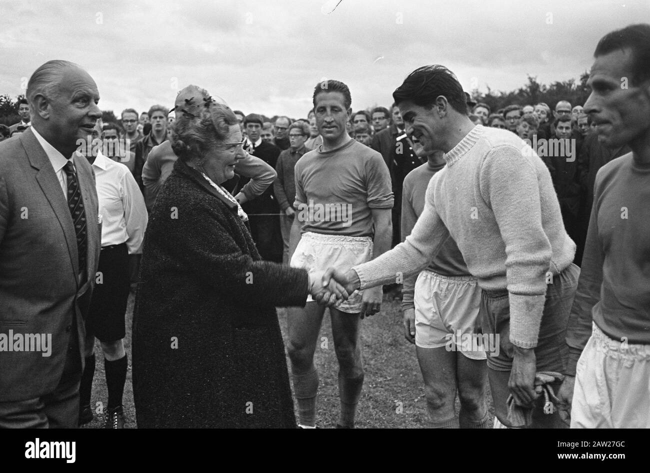 Queen Juliana is presented to keeper Frans de Munck Annotation: Traditional contest between former internationals and an amateur team in the fields of vv. Royal Palace Soestdijk Date: July 8, 1965 Location: Baarn Soestdijk Keywords: queens, sport, soccer, sports Person Name: Juliana (queen Netherlands), Munck, French Stock Photo