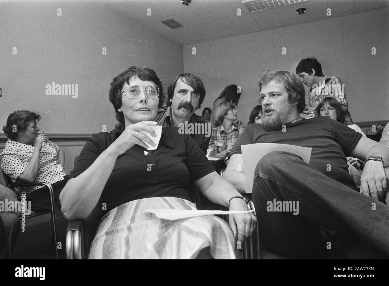 Office Party PvdA count follows; Hill, Schaefer and Kees Bode (center) Date: May 25, 1977 Keywords: politics Person Name: Bode, Kees, Hill, Ien of, Schaefer, Jan Stock Photo