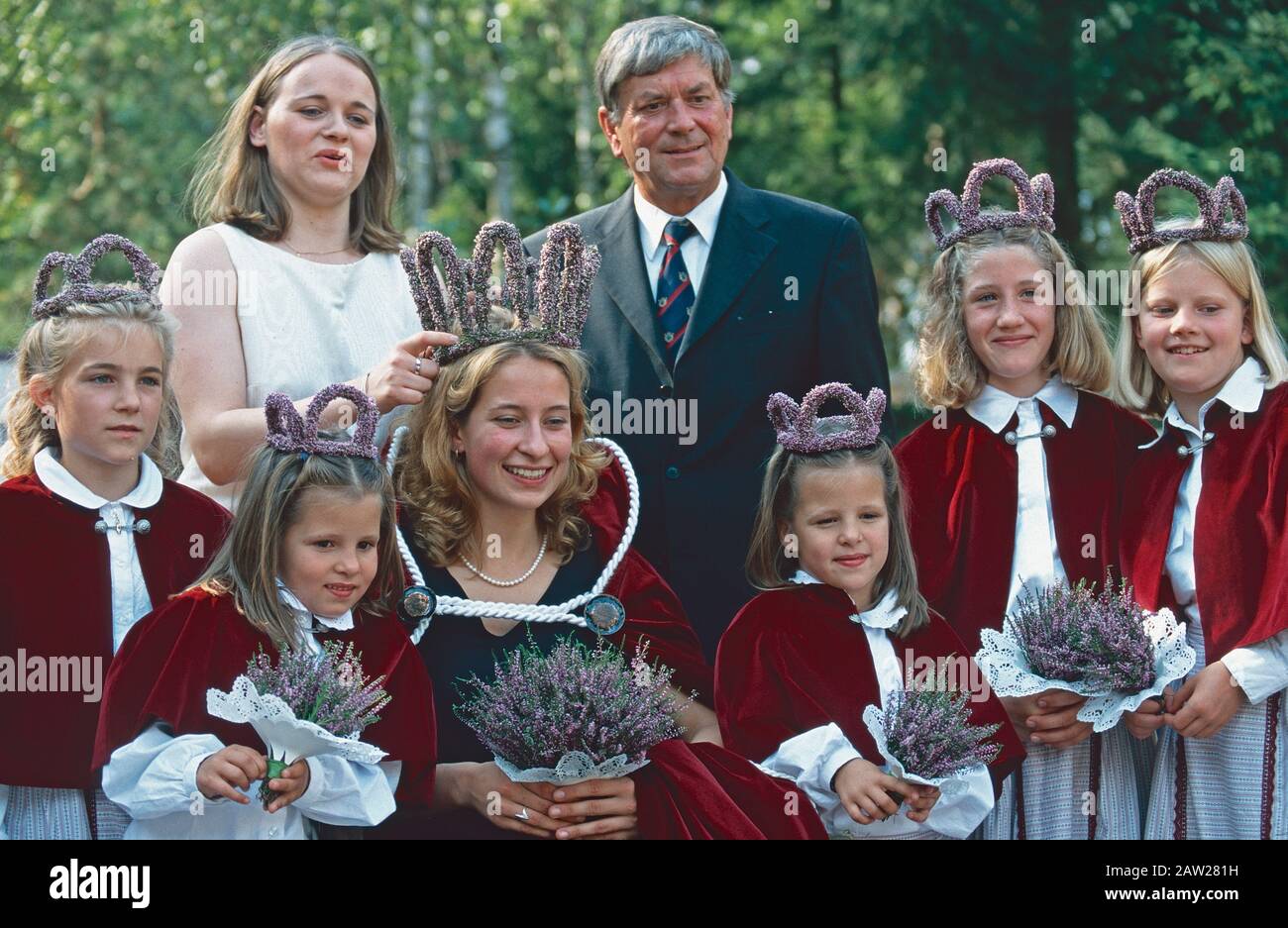 Heather Queen Annelie Richter (Witte) with Landrat Fietz and other people at Heather blooming festival in Amelinghausen 2001, Lower Saxony, Germany Stock Photo