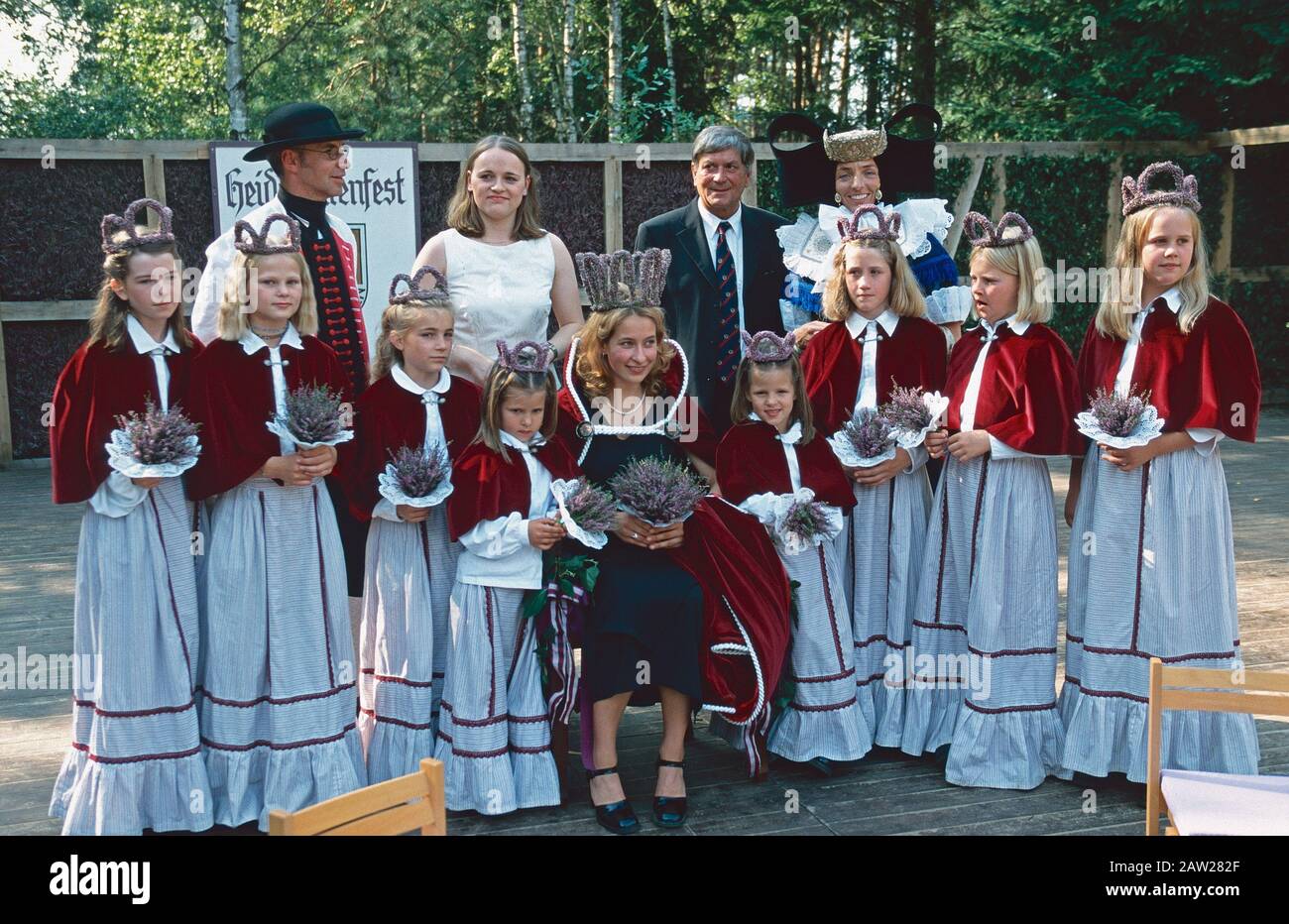 Heather Queen Annelie Richter (Witte) with Landrat Fietz and other people at Heather blooming festival in Amelinghausen 2001, Lower Saxony, Germany Stock Photo