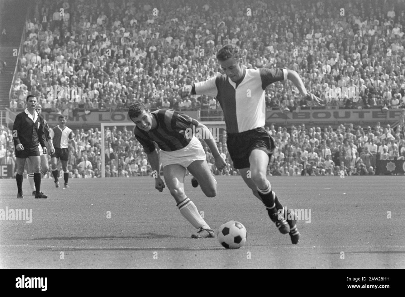 Feyenoord soccer against DWS  Kindvall (right Feyenoord) and crossing (DWS) in action Annotation: Border Song negative strip: No. 3 - Moulijn (right Feyenoord) and Flinkevleugel (DWS) date: August 25, 1968 Keywords: soccer, sports Person Name: Kindvall, Ove, crossing, Niels Institution Name: Feyenoord Stock Photo