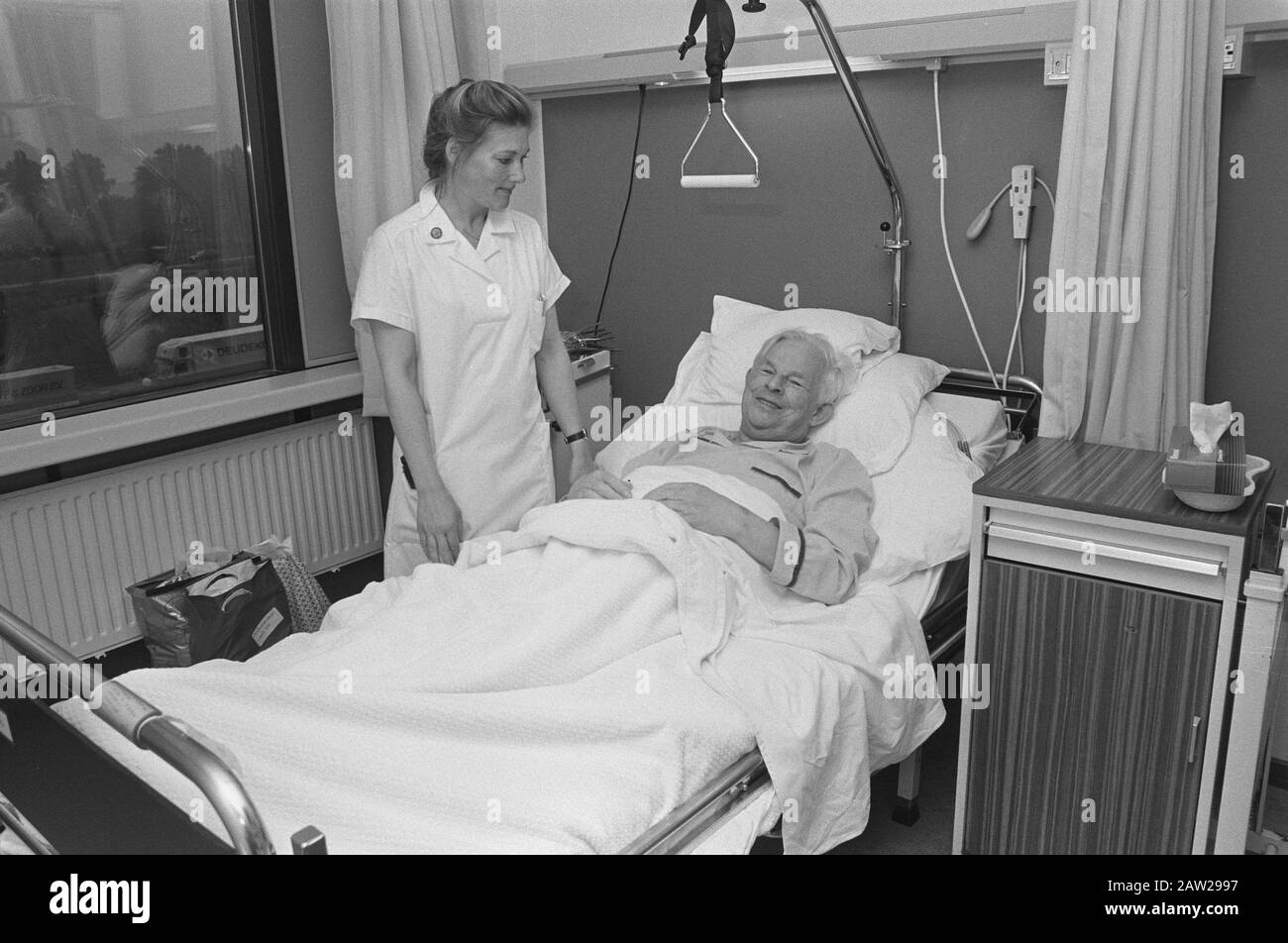 Patients in bed with nurse in hospital Boven IJ Date June 24, 1987 Keywords PATIENTS