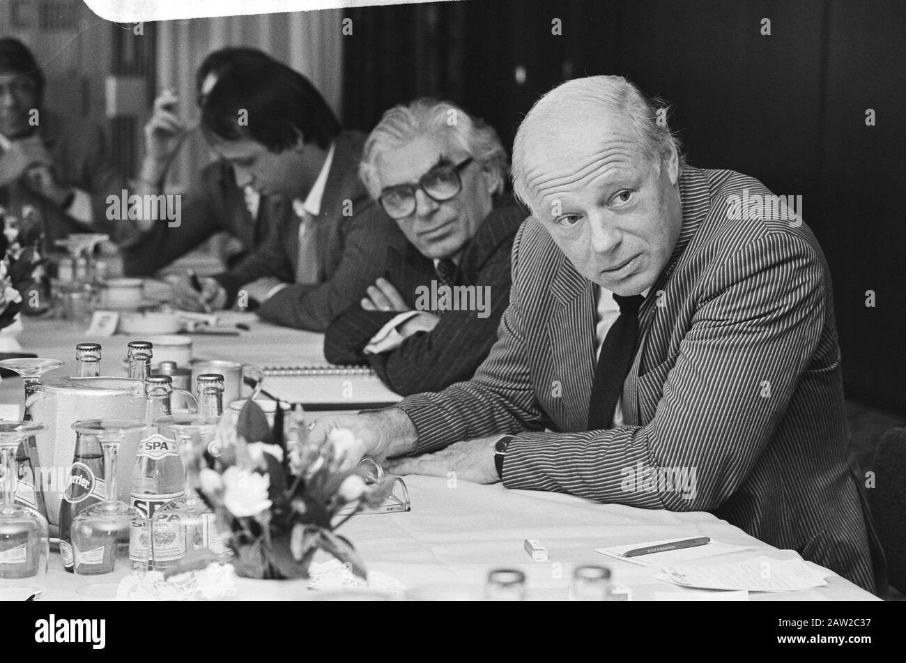 Copyright Holder: National Archives Material Type: Negative (black / white)  Press conference conductor Bernard Haitink associated with leaving Concertgebouw Orchestra; Bernard Haitink, head Date: October 11, 1984 Keywords: conductors, press conferences Person Name: Bernard Haitink Institution Name: Concertgebouworkest Stock Photo