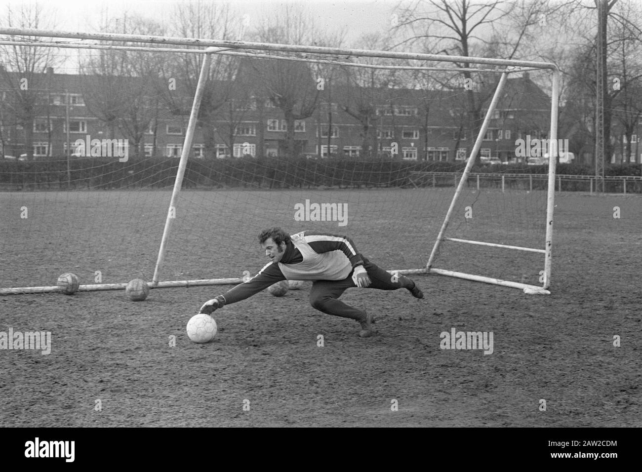 Press conference and training of Ajax European Cup match against Arsenal; Training goalkeeper Stuy Date: March 6, 1972 Keywords: goalies, sports, soccer Institution Name: Arsenal, European Cup Stock Photo