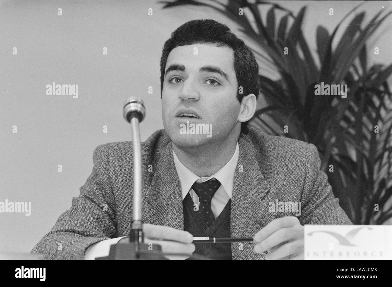 Karpov kasparov Black and White Stock Photos & Images - Alamy