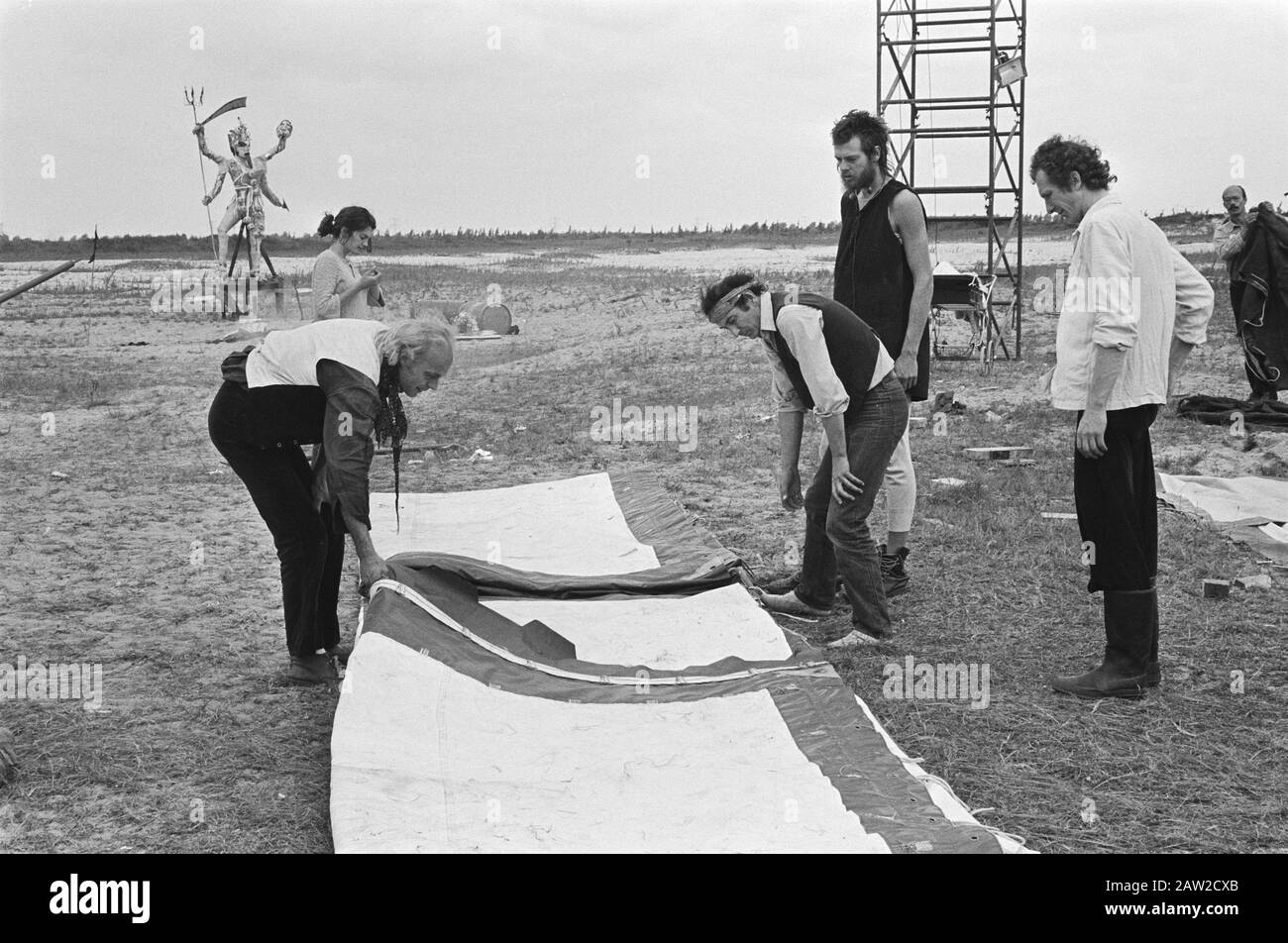 Press conference in tent Ruigoord alternative movement; 6, 9 :, 7, 8: Tent is set up Date: June 22, 1981 Keywords: press conferences, tents Stock Photo