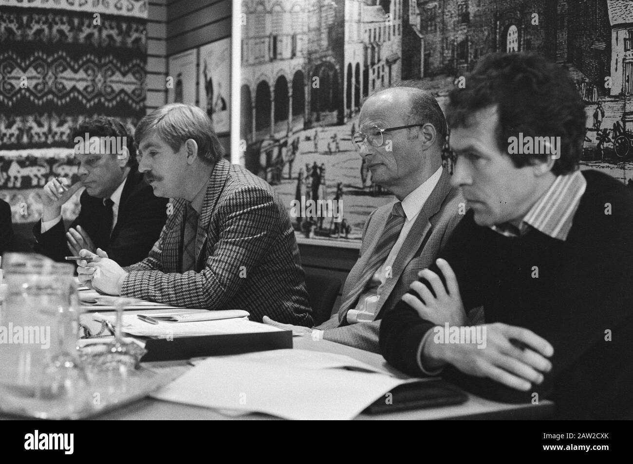 Press conference in Nieuwspoort Energy Research cents Netherlands on solar water heaters Date: December 18, 1980 Location: Netherlands Keywords: press conferences Institution Name: Nieuwspoort Stock Photo