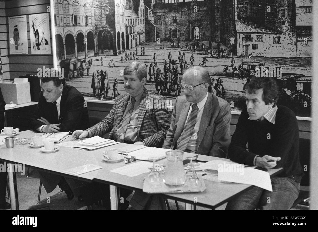 Press conference in Nieuwspoort Energy Research cents Netherlands on solar water heaters Date: December 18, 1980 Location: Netherlands Keywords: press conferences Institution Name: Nieuwspoort Stock Photo