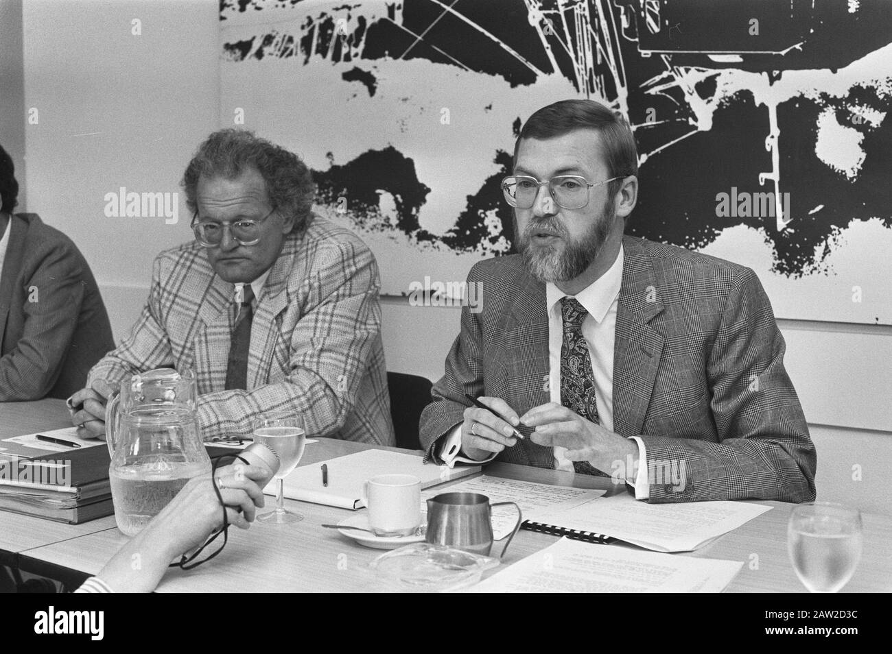 Press conference regarding cause of death Hans Cook Nieuwspoort path-anotoom Becker, clinical toxicologist chem. prof. dr.F. A. Wolff during the persconf. Date: May 14, 1986 Keywords: press conferences Person Name: Hans Cook, Prof. Dr. A. E. Becker Institution Name: Nieuwspoort Stock Photo