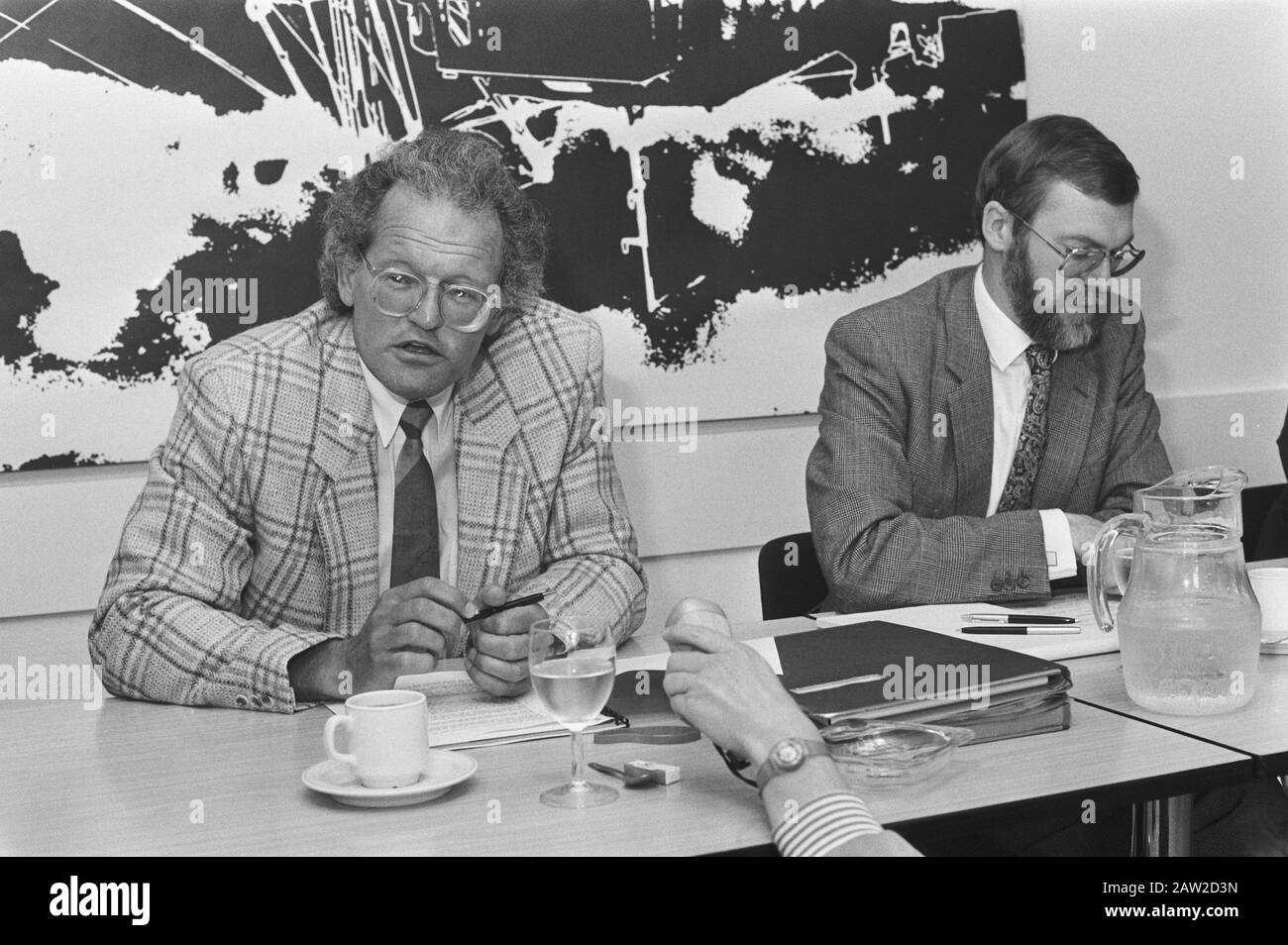 Press conference regarding cause of death Hans Cook Nieuwspoort path-anotoom Becker (L) and clinical toxicologist chem. Prof. F. A. Wolff Date:.. May 14, 1986 Keywords: press conferences Person Name: Hans Cook, Prof. Dr. A. E. Becker Institution Name: Nieuwspoort Stock Photo