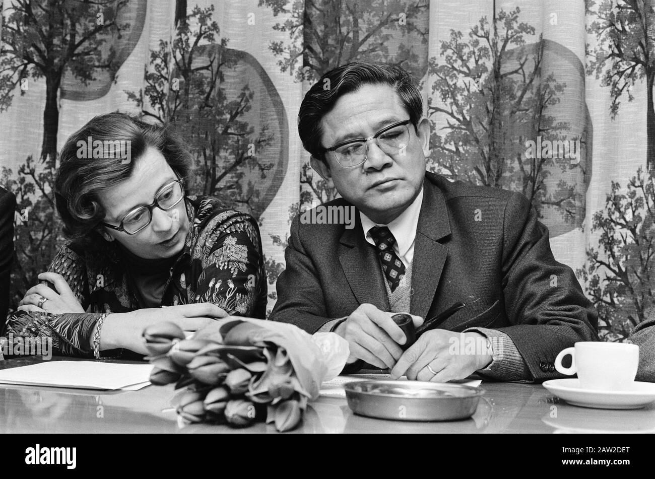 Press Conference Medical Committee Netherlands Vietnam Nieuwspoort; Left Vo Sung (ambassador in Paris Dem Republic of Vietnam.) and Prof. De Haas /. Date: April 9, 1975 Keywords: ambassadors, press conferences, republics Institution Name: Nieuwspoort Stock Photo