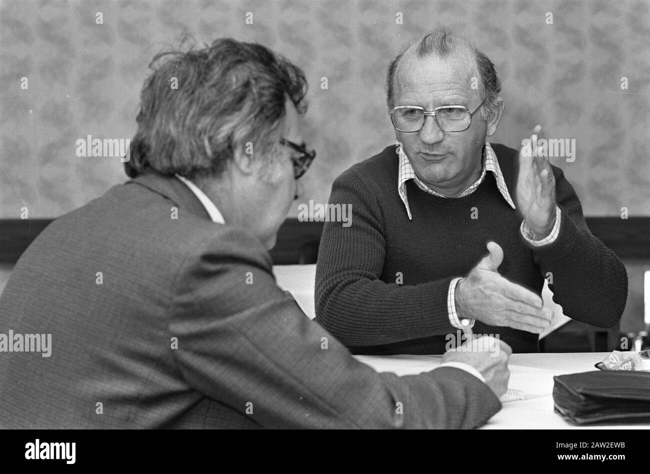 Press Conference PSV i.v.m. game against St. Etienne (eighth European Cup final); PSV coach Rijvers speaking Date: November 1, 1976 Location: Eindhoven Keywords: press conferences, sports, coaches, soccer, sports Person Name: Rijvers, Kees Stock Photo