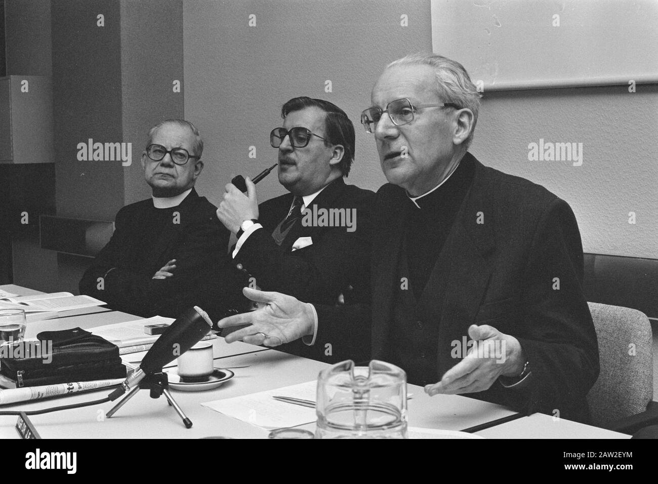 Press conference RK Denomination HINTS letter from the bishops on ecumenism: v.l.n.r. mgr.H. Ernst, mr. Pelstra and Msgr. J. Lescrauwaet Date: February 3, 1987 Keywords: bishops, letters, Catholicism, ecumenism, press conferences Person Name: Ernst, Huub, Lescrauwaet, Jos, Pelstra Stock Photo