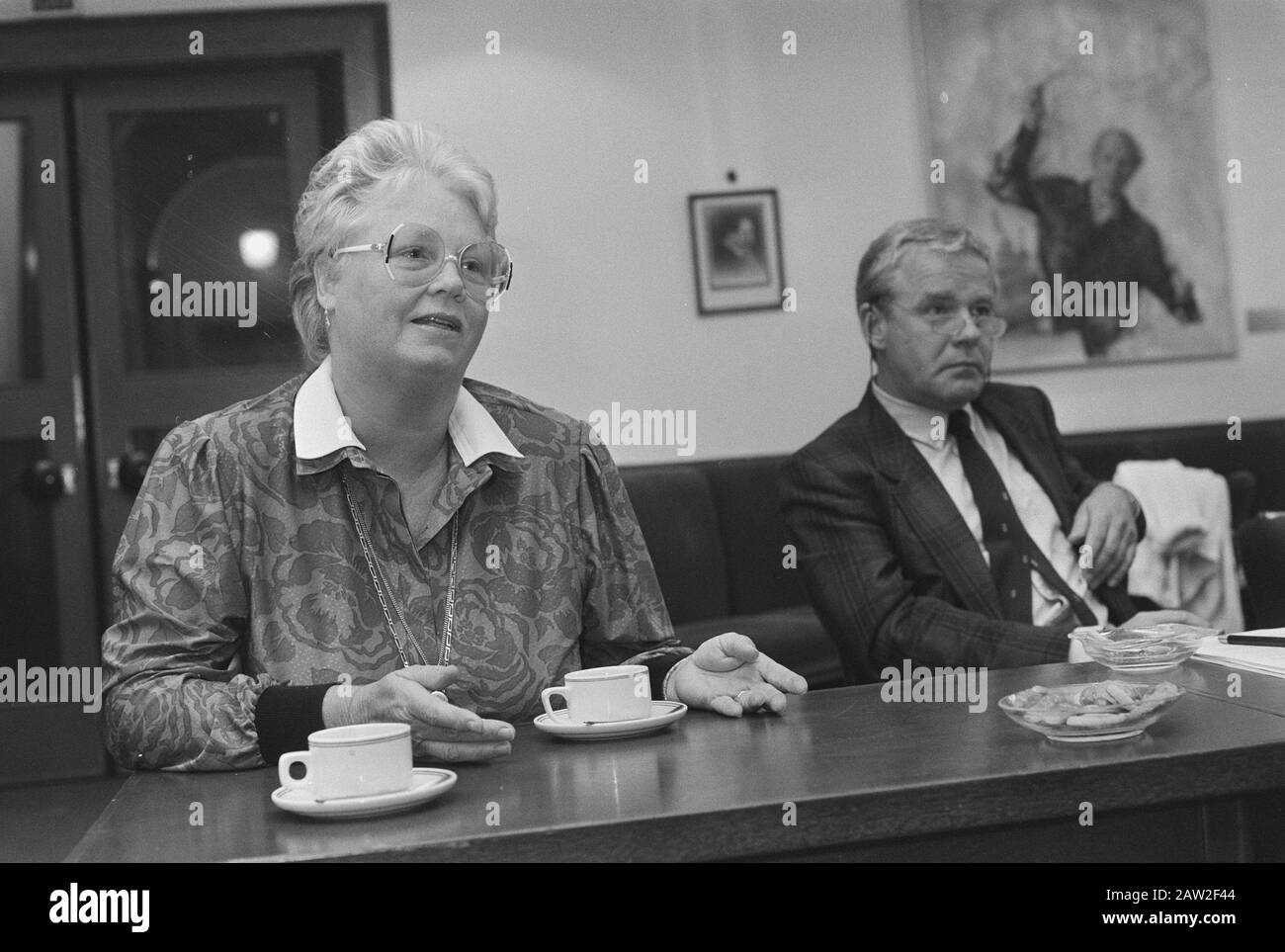 Foundation Press Conference Cristina Deutekom; Cristina Deutekom (l) and Peter  Wester hold for Concertgebouw (command Tubantia) Date: August 31, 1987  Keywords: concert halls, press conferences Person Name: Cristina Deutekom,  Wester Hold, Peter