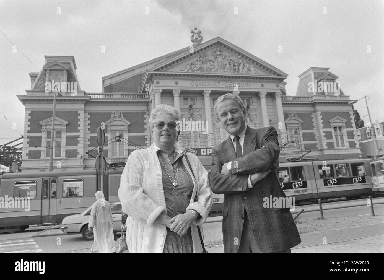 Foundation Press Conference Cristina Deutekom; Cristina Deutekom (l) and Peter Wester hold for Concertgebouw (command Tubantia) Date: August 31, 1987 Keywords: concert halls, press conferences Person Name: Cristina Deutekom, Wester Hold, Peter Institution Name: Tubantia Stock Photo