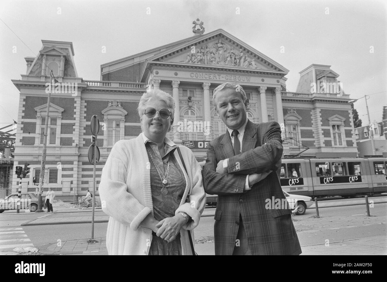 Foundation Press Conference Cristina Deutekom; Cristina Deutekom (l) and Peter Wester hold for Concertgebouw (command Tubantia) Date: August 31, 1987 Keywords: concert halls, press conferences Person Name: Cristina Deutekom, Wester Hold, Peter Institution Name: Tubantia Stock Photo