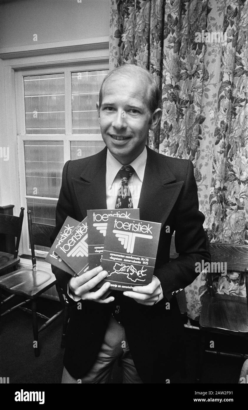 Press conference Toeristiek Nieuwspoort, dir. Flower Date: December 12, 1974 Keywords: press conferences Institution Name: Nieuwspoort Stock Photo
