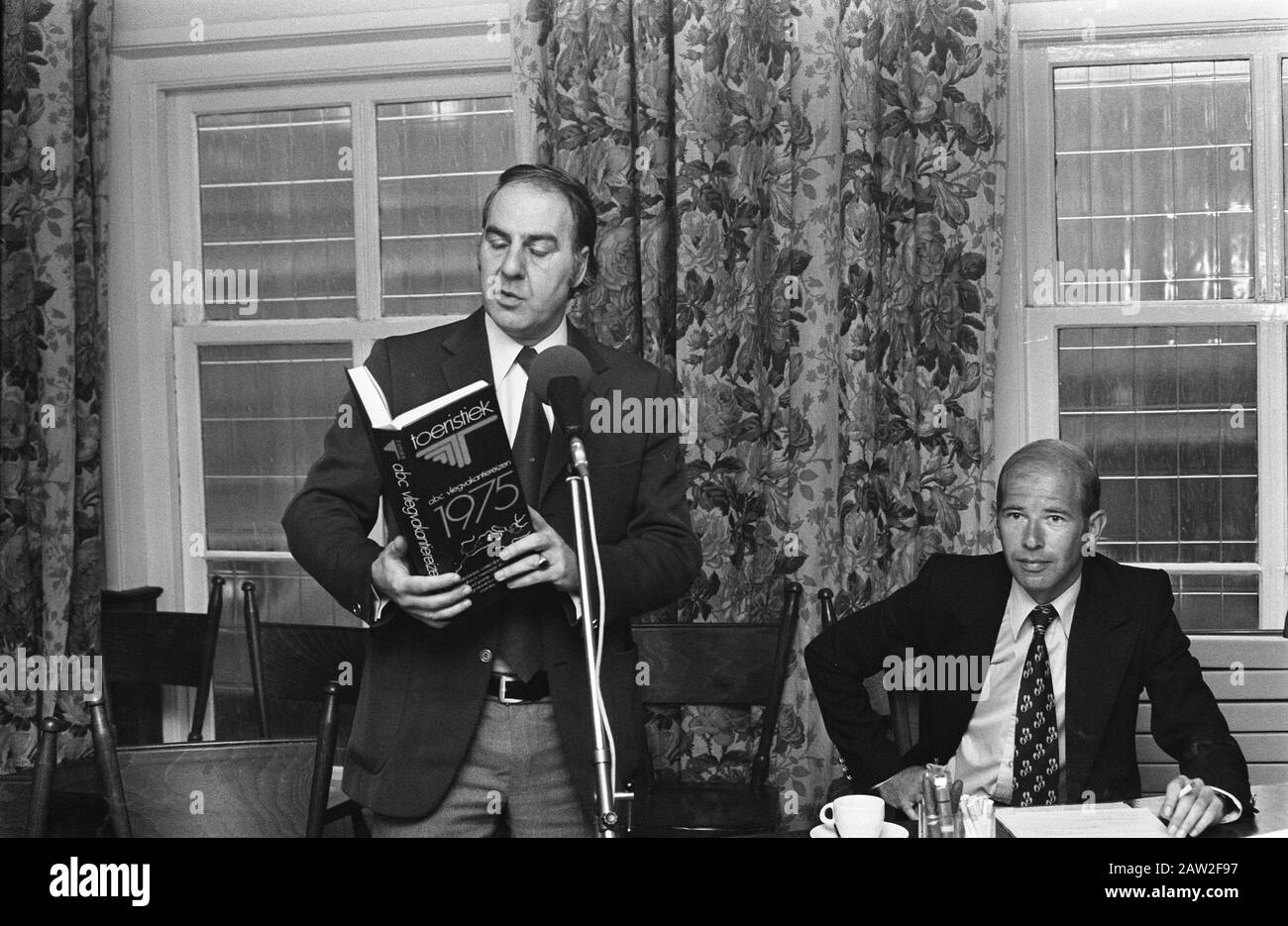 Press conference Toeristiek Nieuwspoort Willem Duys (l) and Flower Date: December 12, 1974 Keywords: press conferences Person Name: Flower, Duys, William Stock Photo