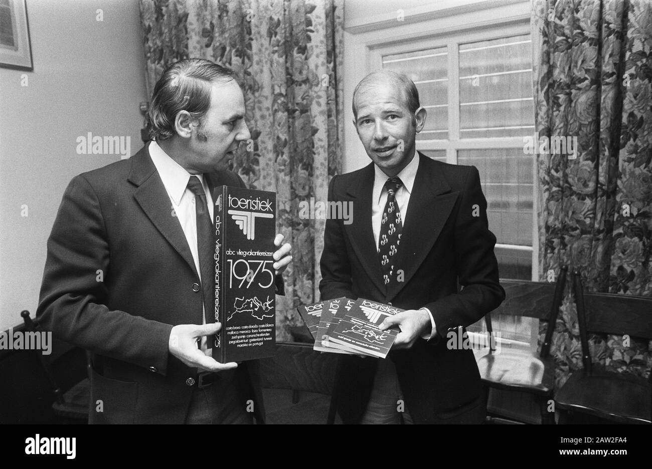 Press conference Toeristiek Nieuwspoort Willem Duys (l) and Flower Date: December 12, 1974 Keywords: press conferences Person Name: Flower, Duys, William Stock Photo
