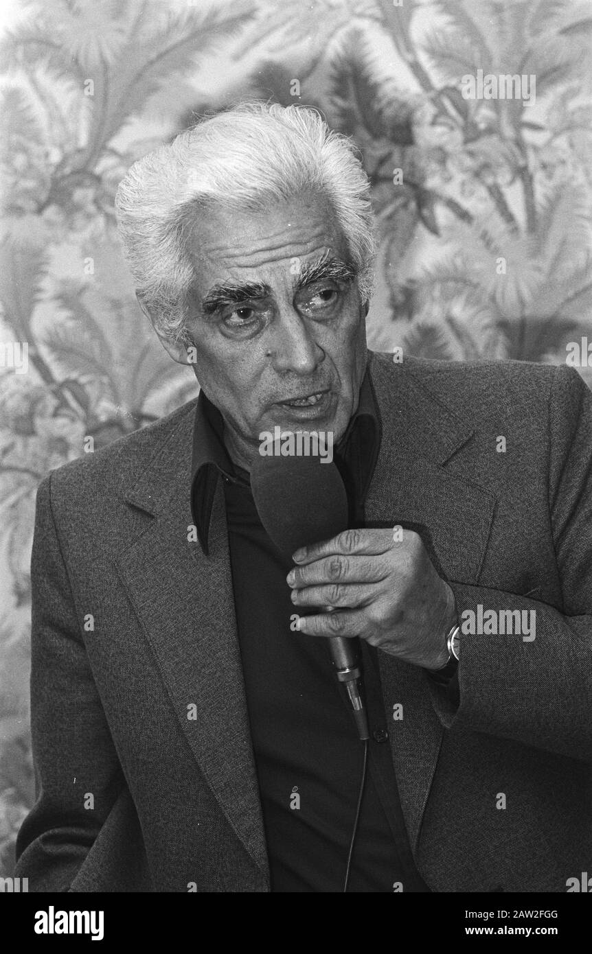 Press conference of the leader of the Portuguese Communist Party, Alvaro Cunhal in Krasnapolsky in Amsterdam Date: April 17, 1980 Location: Amsterdam, Noord-Holland Keywords: press conferences, politicians person Name: Cunhal, Alvaro Stock Photo