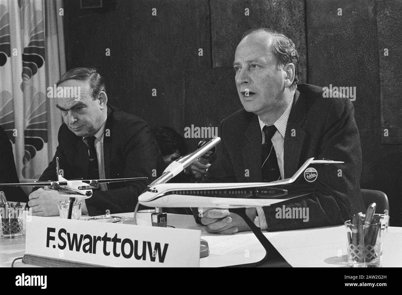 Press conference by aircraft manufacturer Fokker regarding halting cooperation with McDonald Douglas 100 MDF project. Swarttouw and D. Krook Date: February 8, 1982 Keywords: press conferences Person Name: D. Krook, Fokker Setting Name: Swart Rope Stock Photo