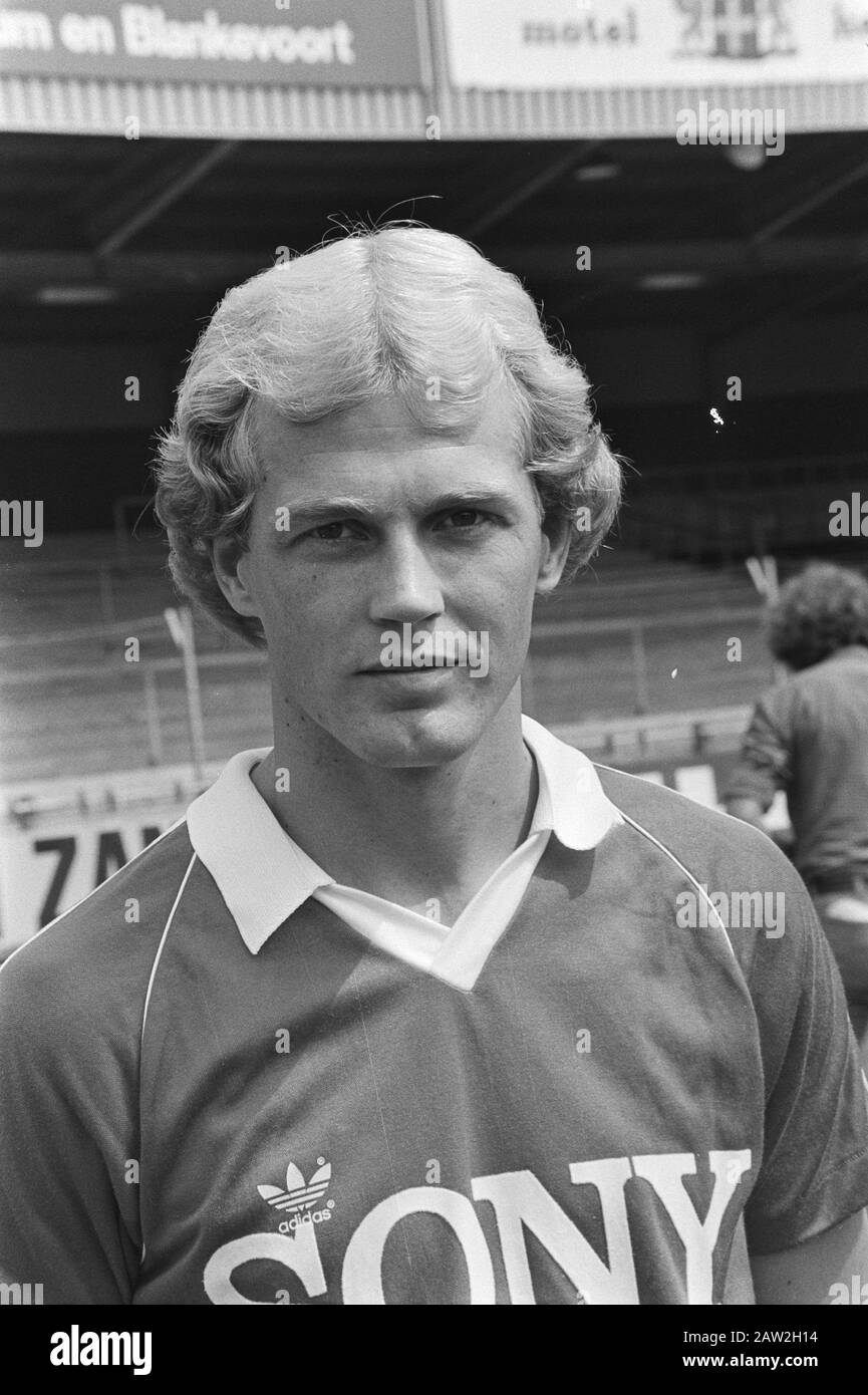 Press Day AZ 67; 14, 15: Franz Oberacher, cup, 16, 17: Hans Reynders, head Date: August 4, 1982 Keywords: sport, football Institution Name: AZ'67 Stock Photo