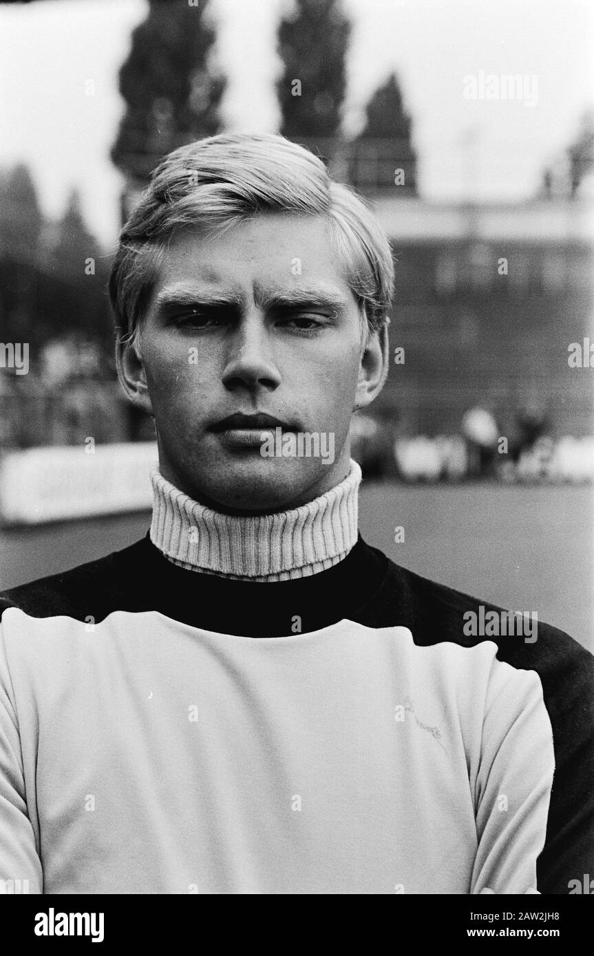First training of Ajax for the new season 1979-1980  Peter Jager (goalkeeper) Annotation: Marginals negative strip: # 20, 21: nr. 22. 23: Date: 23 July 1979 Location: Amsterdam, Noord-Holland Keywords: portraits, sports, football, soccer Person Name: Hunter, Peter Institution Name: AJAX Stock Photo