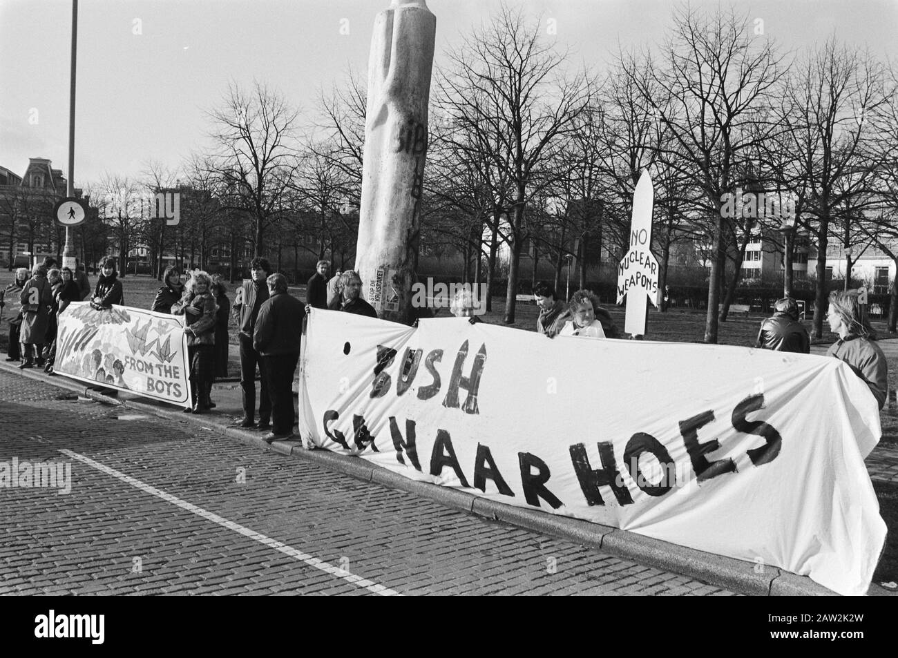 Visit of US Vice President George Bush  Picket line at the American consulate in Amsterdam against the visit of the Vice President Date: February 1, 1983 Location: Amsterdam, Noord -Holland Keywords: demonstrations, banners, state visits Person Name: Bush, George Stock Photo