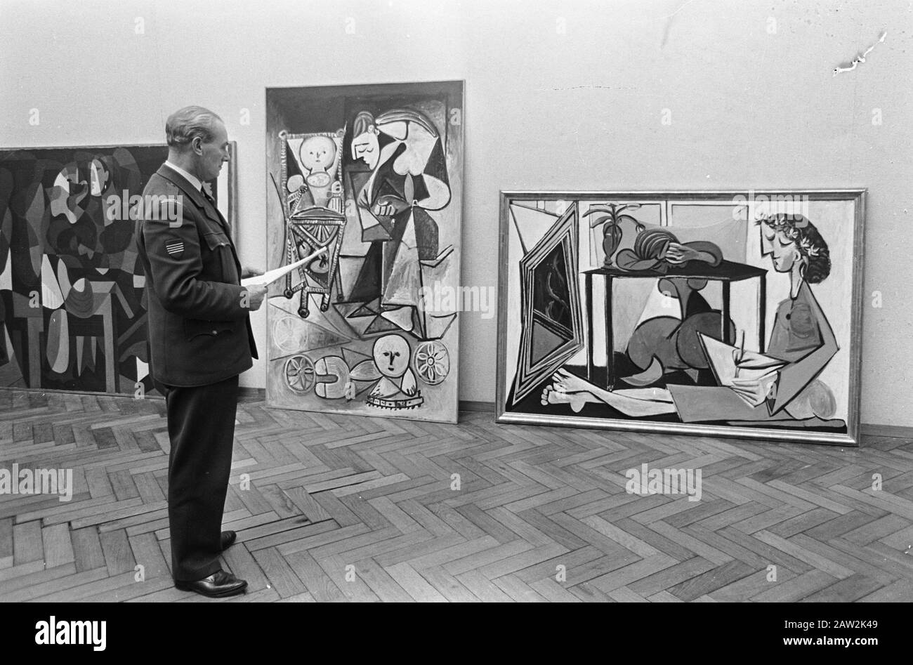 Picassos in Stedelijk Museum, an officer of customs when unpacking the