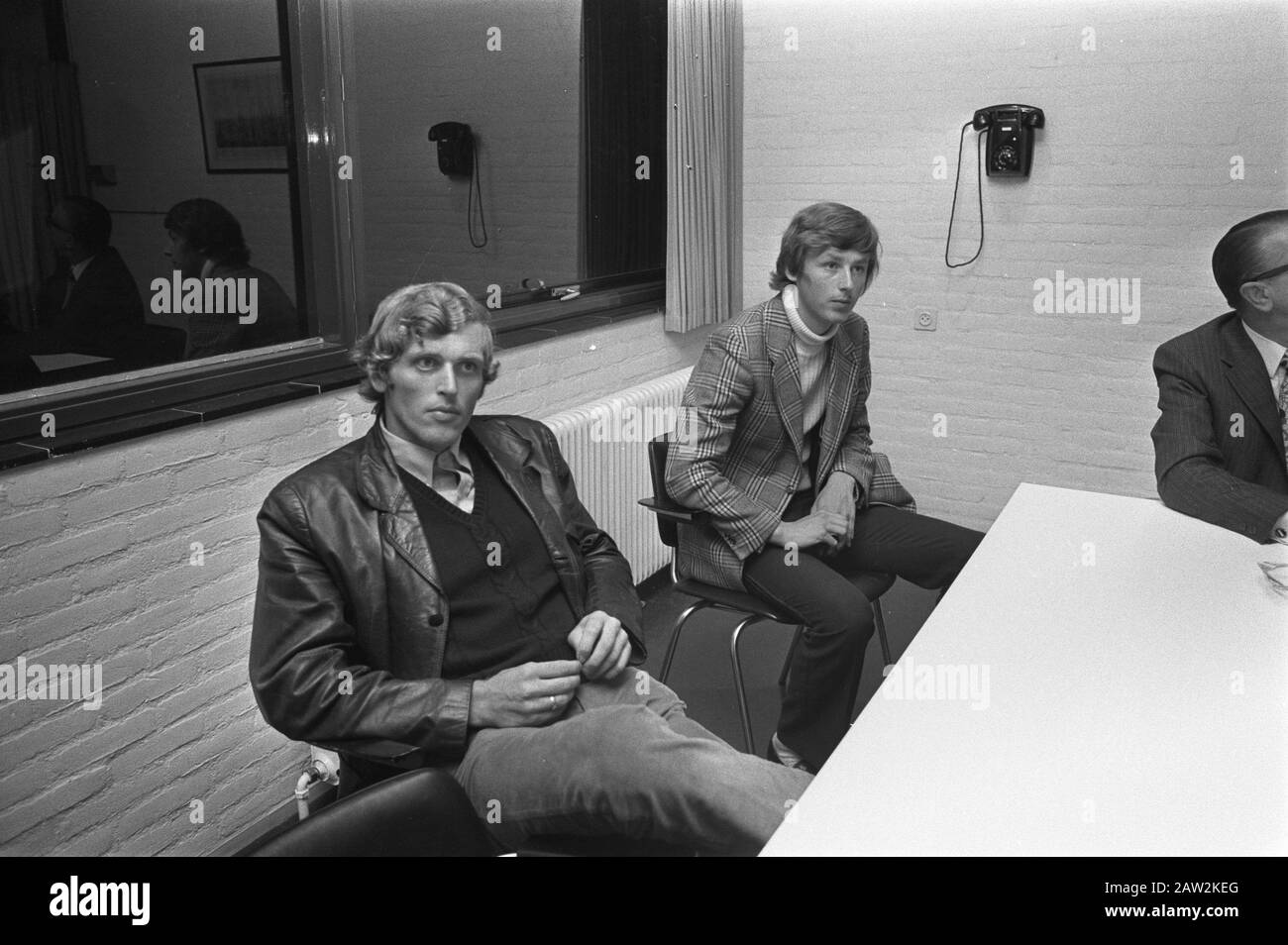 Piet Keizer (Ajax, left) and Hugo Hovenkamp (Groningen) disciplinary committee KNVB in Zeist, Annotation: Emperor and Hovenkamp were sent by referee Hoppenbrouwer out the field match FC Groningen-Ajax Date: september 17, 1971 Location: Zeist Keywords: disciplinary, football, soccer Person Name: Hovenkamp, Hugo, Keizer, Piet Stock Photo
