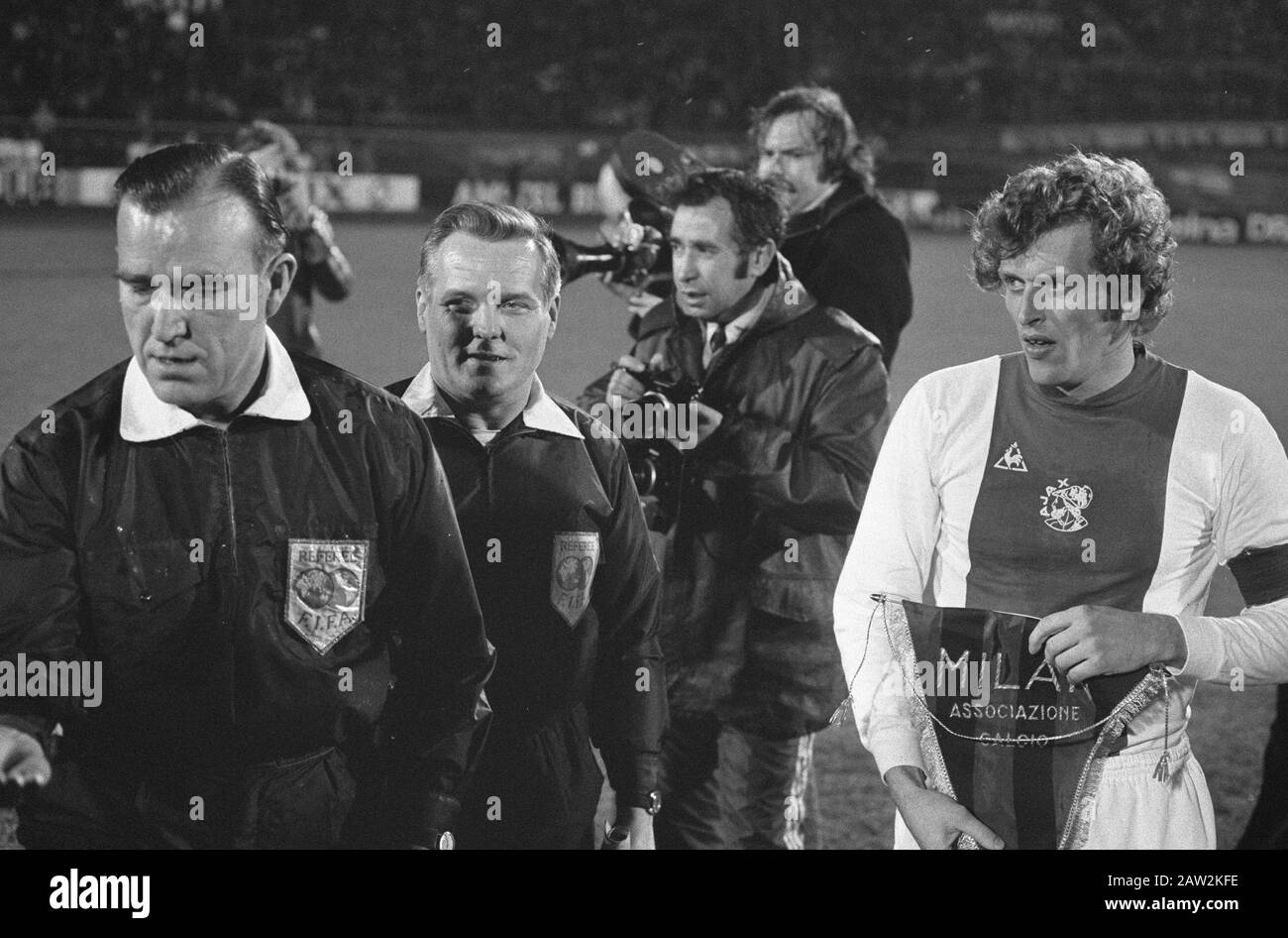 Ajax Against Ac Milan As Part Of The Super European Cup 6 0 Piet Keizer With Club Pennant Ac Milan Beside Him Arbitrators And Photographers Date January 16 1974 Location Amsterdam Noord Holland Keywords