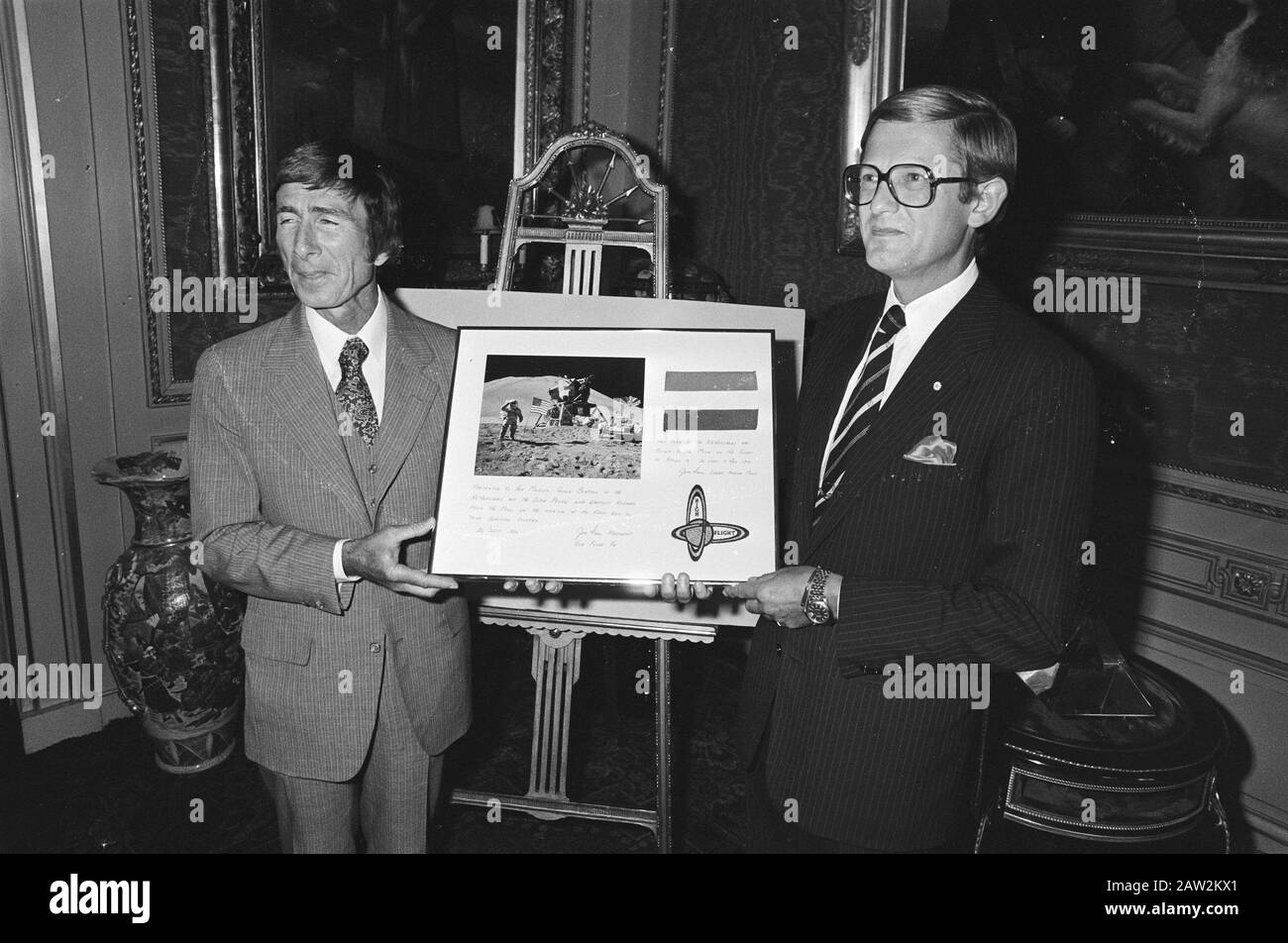 Pieter van Vollenhoven received at Palace Lange Voorhout American astronaut Jim Irwin a Dutch flag, 5 days on the moon was  Pieter with astronaut and framed flag with pictures Date: 26 september 1980 Keywords: astronauts, flags Person Name: Irwin, Jim, Vollenhoven, Pieter van Institution Name: Lange Voorhout Palace Stock Photo