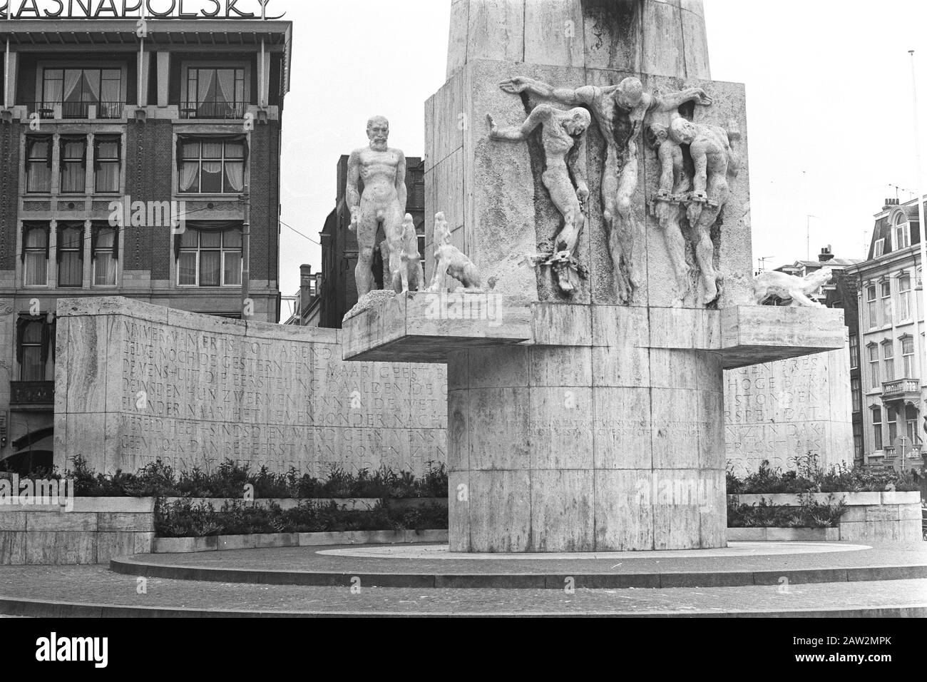 Planters in the National Monument on Dam Square in Amsterdam Date: March 23, 1971 Location: Amsterdam, Noord-Holland Keywords: monuments, plants, squares Institution Name: National Monument Stock Photo